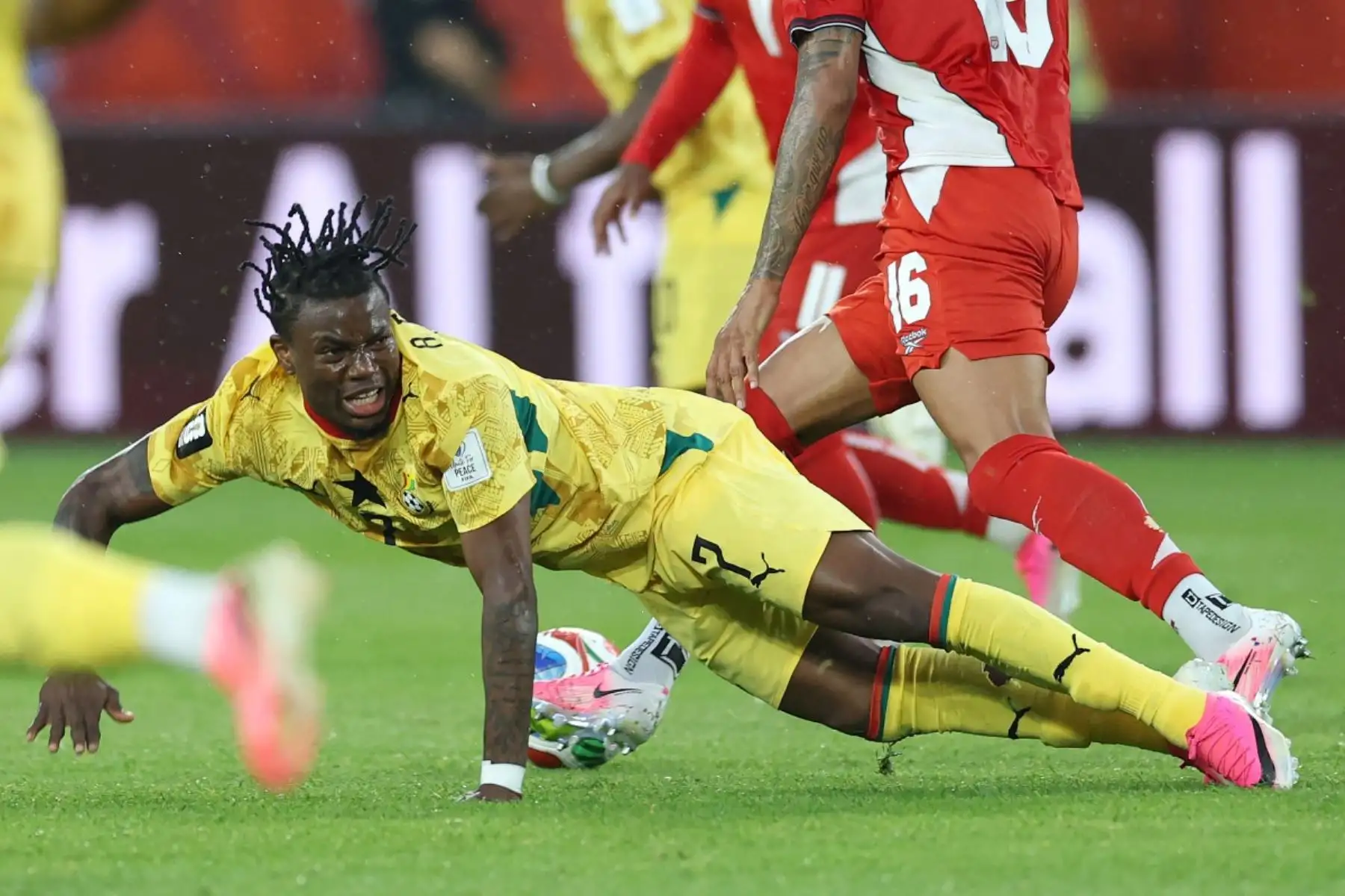 El delantero ghanés Abdul Fatawu  recibe una falta del defensa panameño Andrés Andrade  durante el partido de fútbol del Grupo L de la Copa Mundial 2026 entre Ghana y Panamá. AFP