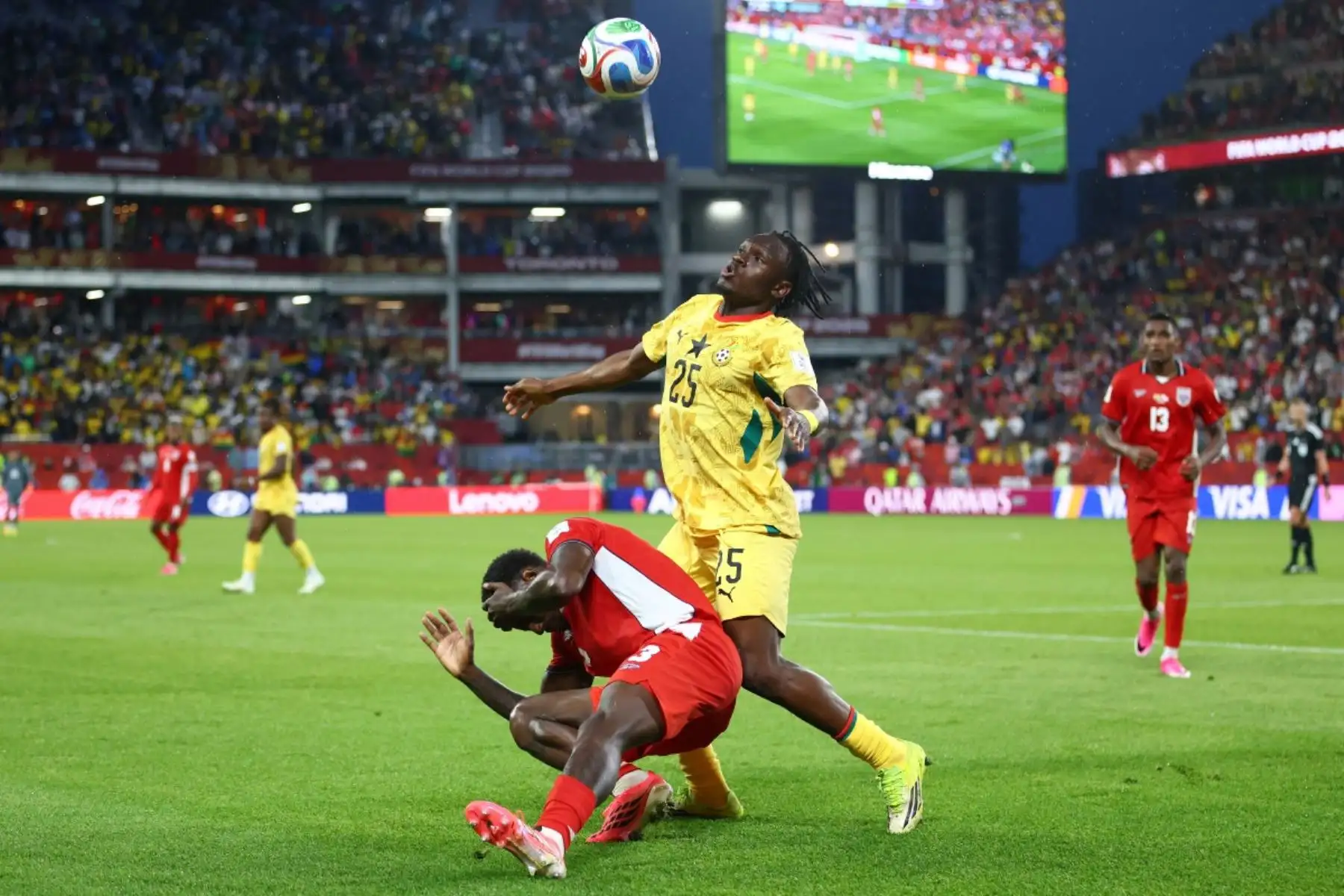 El defensa panameño , José Córdoba, y el delantero ghanés Príncipe Kwabena Abu, luchan por el balón durante el partido de fútbol del Grupo L de la Copa Mundial 2026 entre Ghana y Panamá. AFP