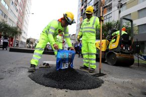 La Municipalidad de Lima demostró cómo actúa el asfaltado en frío, este nuevo producto que se coordinó con el embajador de los Estados Unidos en Perú. Foto: ANDINA/Difusión