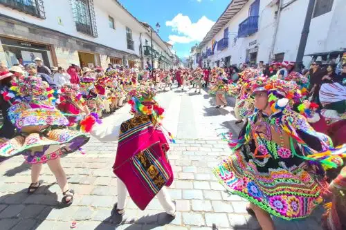 Escolares participan en vibrante desfile de danzas típicas en honor a Cusco