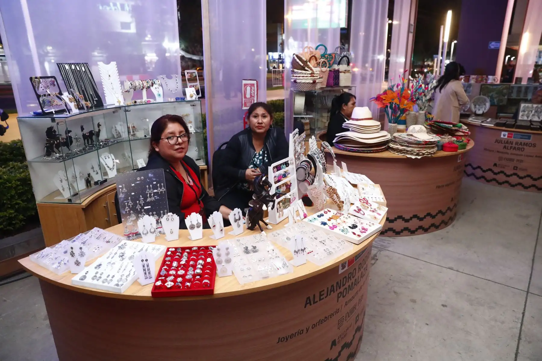 Maestros artesanos de diversas regiones del Perú exponen al público sus mejor trabajos artísticos y textiles en la feria Exhibe Perú 2026, que se realiza en la plazuela Punta del Este de Jesús María del 17 al 21 de junio, con el apoyo del Ministerio de Comercio Exterior y Turismo. Foto: ANDINA/Daniel Bracamonte
