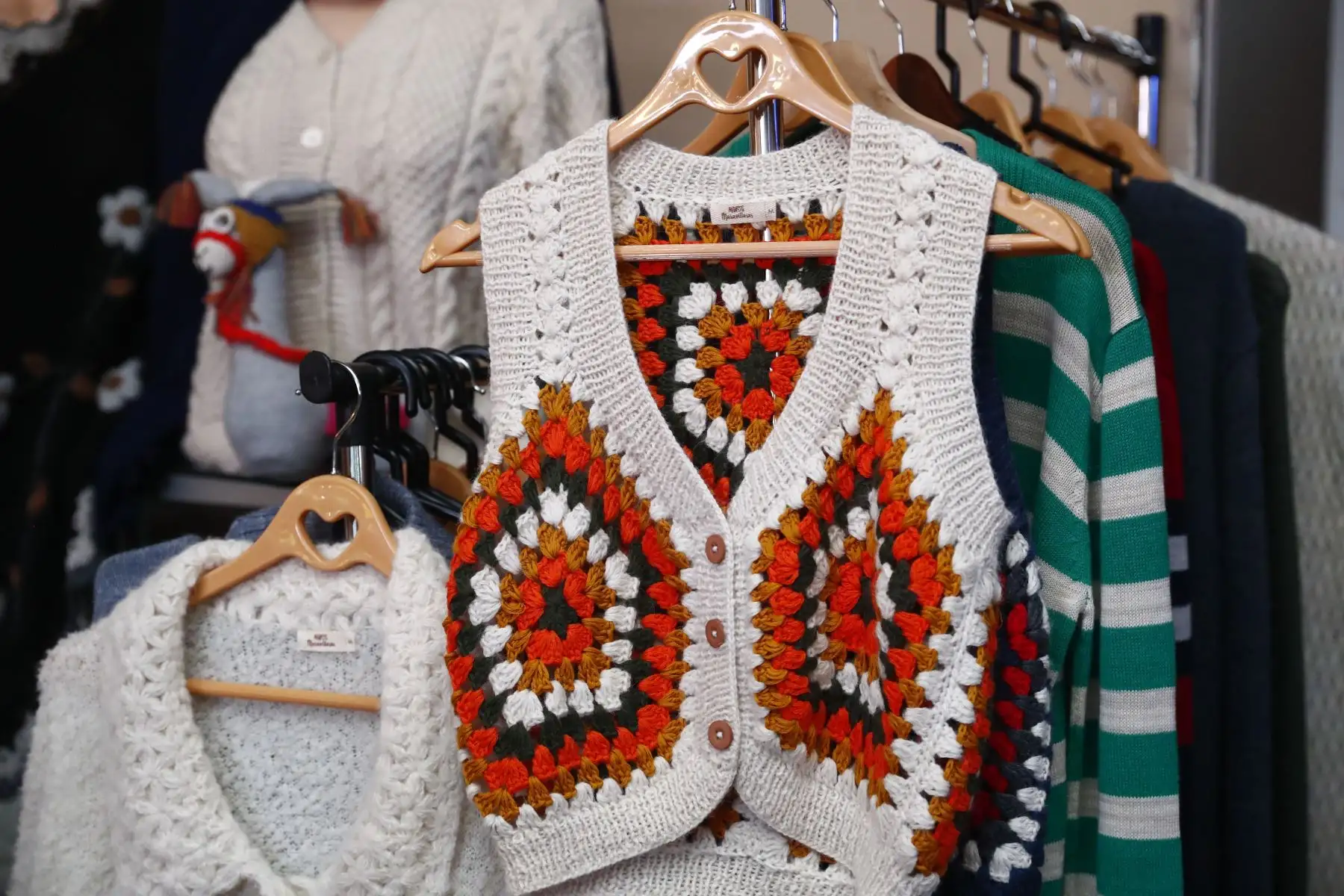Maestros artesanos de diversas regiones del Perú exponen al público sus mejor trabajos artísticos y textiles en la feria Exhibe Perú 2026, que se realiza en la plazuela Punta del Este de Jesús María del 17 al 21 de junio, con el apoyo del Ministerio de Comercio Exterior y Turismo. Foto: ANDINA/Daniel Bracamonte