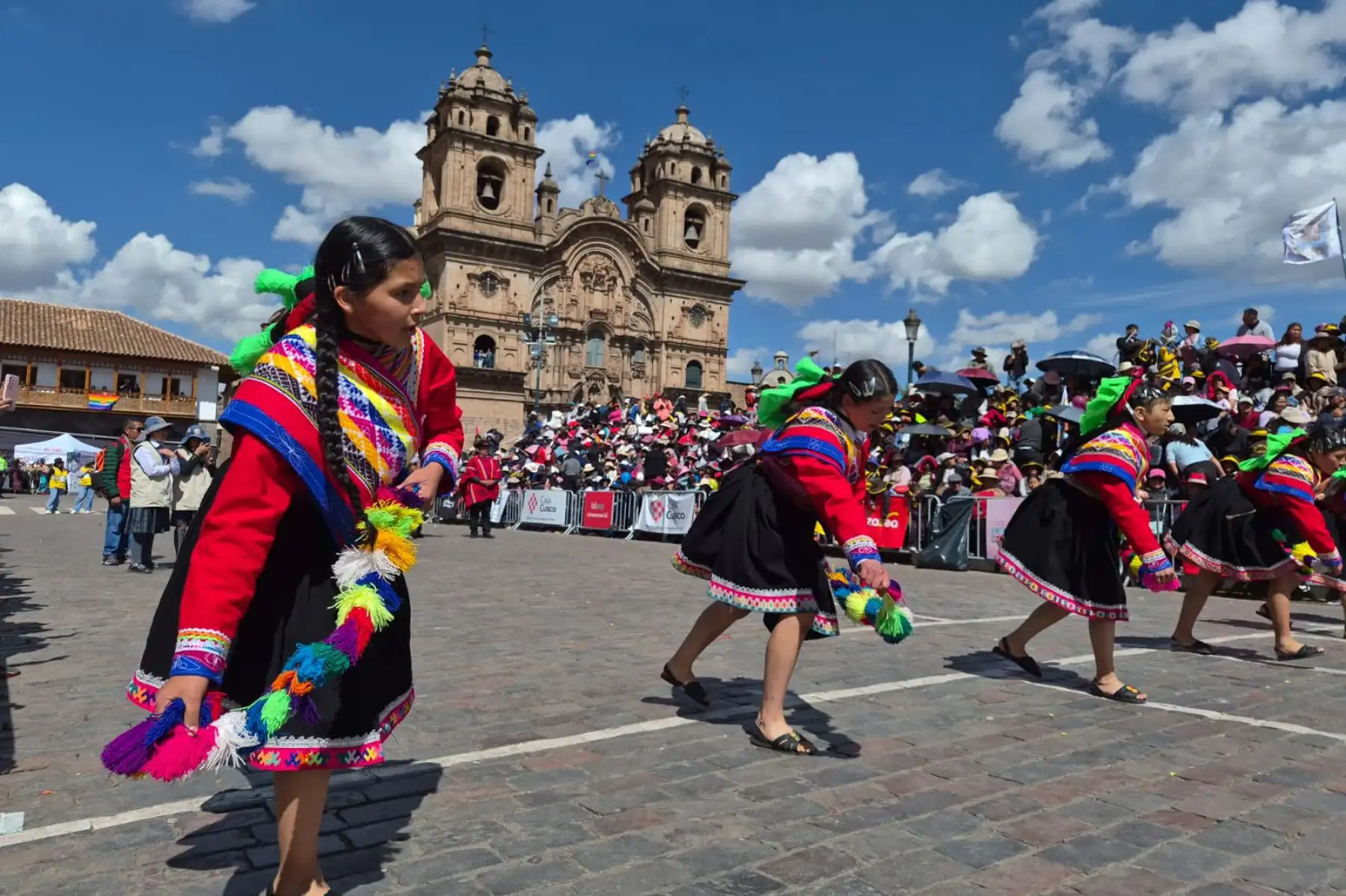 Escolares del nivel primario de instituciones educativas estatales y privadas de Cusco, mostraron identidad y orgullo durante el desfile de danzas típicas en honor a esta hermosa ciudad que celebra su mes jubilar durante todo junio. Foto: ANDINA/Percy Hurtado Santillán