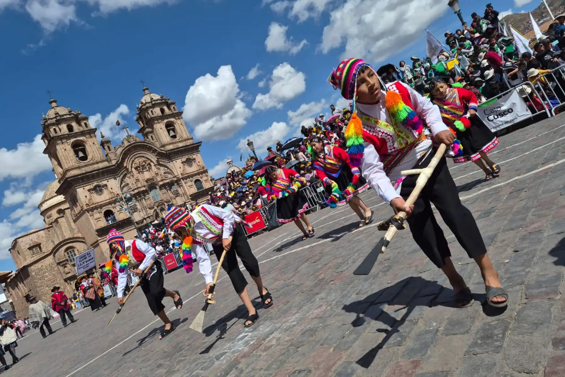 La plaza mayor, o el gran Hawkaypata, fue escenario del vibrante desplazamiento de más de 50 delegaciones de estudiantes, de distritos, provincias y comunidades campesinas, para saludar a la tierra donde nacieron, tras breves reverencias al antiguo palacio Inca del Wiracocha, hoy Basílica Catedral. Foto: ANDINA/Percy Hurtado