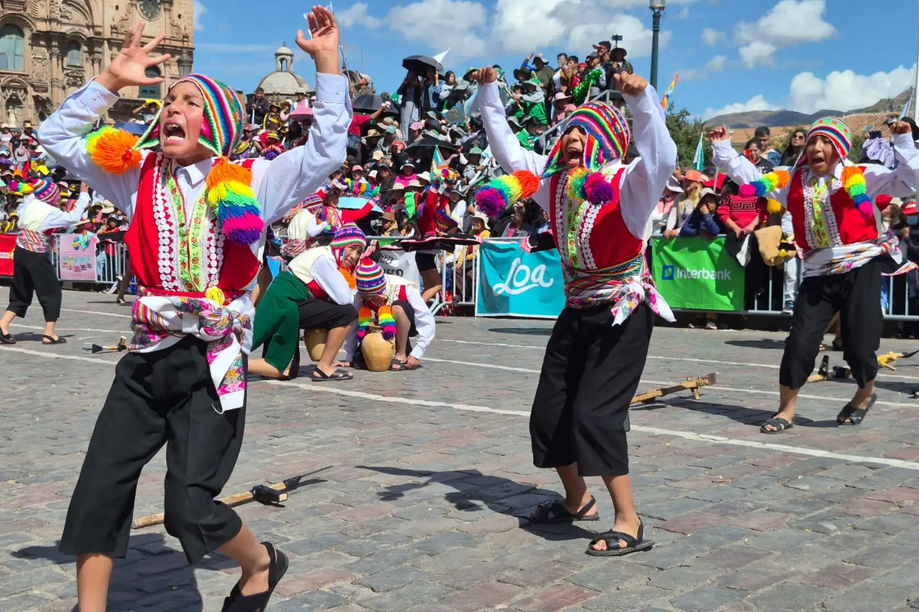 Las cuadrillas multicolores, que revaloraron las danzas de provincias altas y amazónicas, ingresaron por la calle Plateros, y a la altura del Portal de Panes hicieron su primera presentación ante un primer jurado calificador. Foto: ANDINA/Percy Hurtado