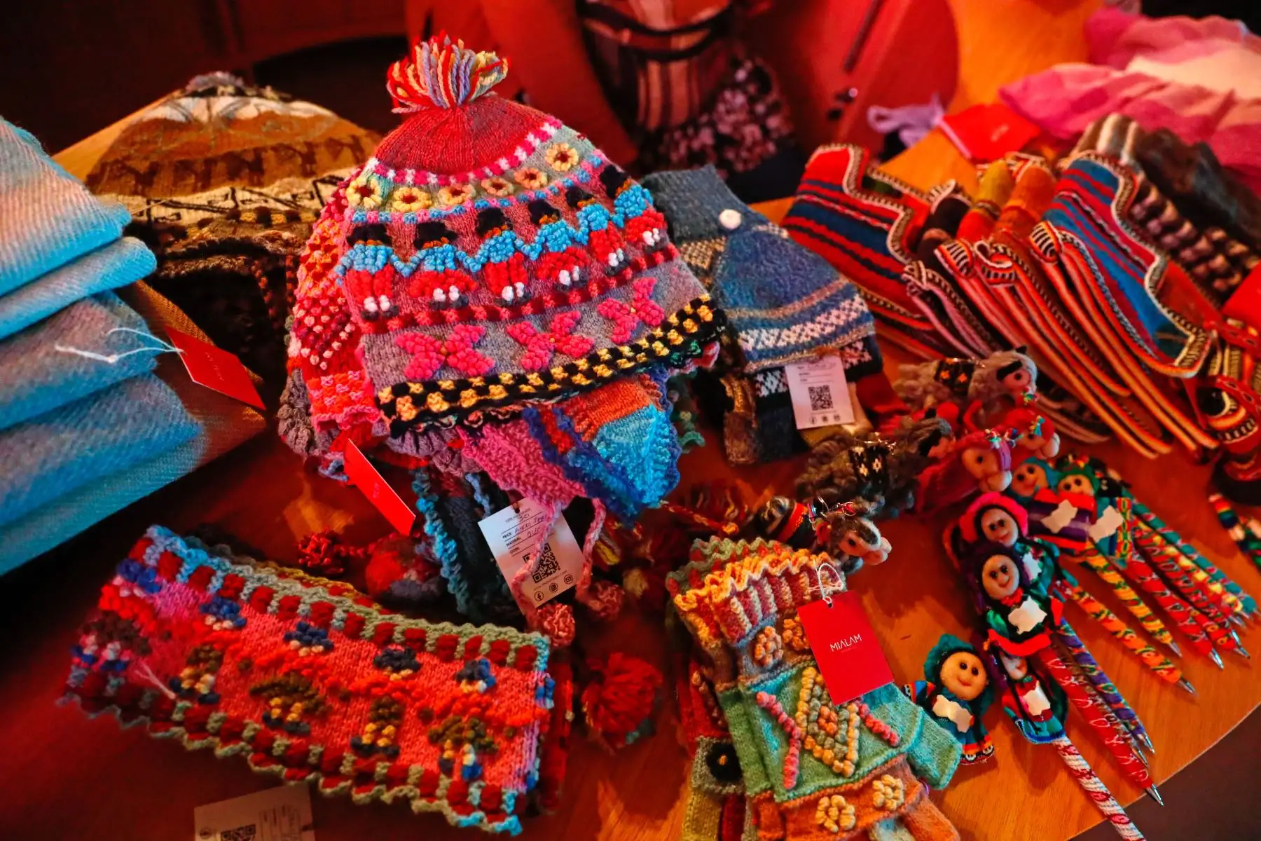 Maestros artesanos de diversas regiones del Perú exponen al público sus mejor trabajos artísticos y textiles en la feria Exhibe Perú 2026, que se realiza en la plazuela Punta del Este de Jesús María del 17 al 21 de junio, con el apoyo del Ministerio de Comercio Exterior y Turismo. Foto: ANDINA/Daniel Bracamonte