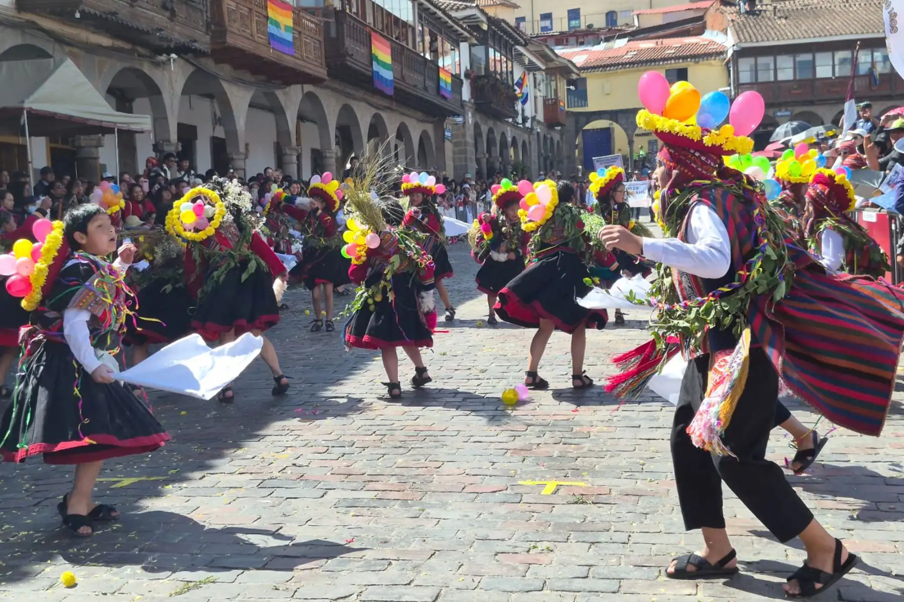 La contienda fue hasta hace unos instantes, los escolares derrocharon entusiasmo y alegría en al pie de la Catedral, donde se elevó un estrado para la presencia de autoridades locales y el segundo jurado.  Foto: ANDINA/Percy Hurtado
