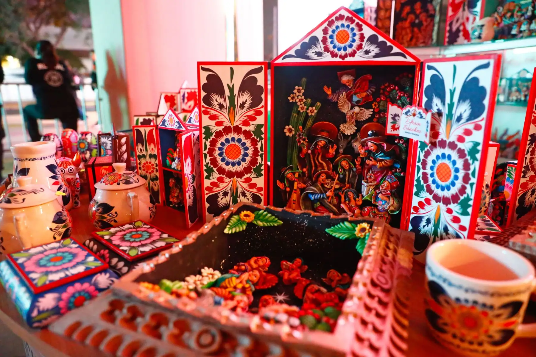 Maestros artesanos de diversas regiones del Perú exponen al público sus mejor trabajos artísticos y textiles en la feria Exhibe Perú 2026, que se realiza en la plazuela Punta del Este de Jesús María del 17 al 21 de junio, con el apoyo del Ministerio de Comercio Exterior y Turismo. Foto: ANDINA/Daniel Bracamonte