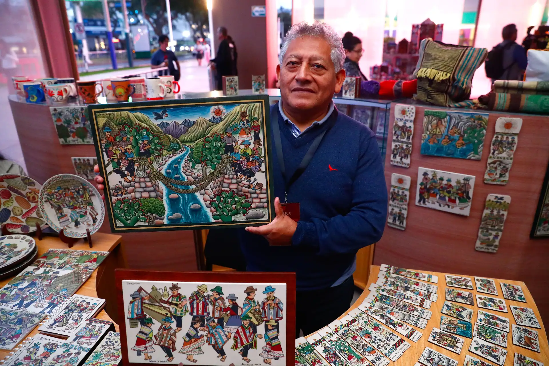 Maestros artesanos de diversas regiones del Perú exponen al público sus mejor trabajos artísticos y textiles en la feria Exhibe Perú 2026, que se realiza en la plazuela Punta del Este de Jesús María del 17 al 21 de junio, con el apoyo del Ministerio de Comercio Exterior y Turismo. Foto: ANDINA/Daniel Bracamonte