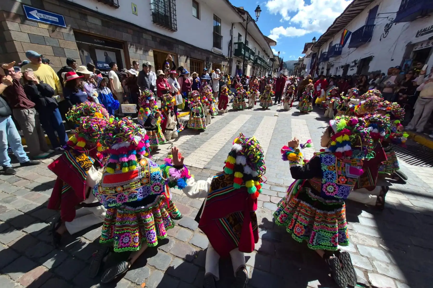 Los más destacados que desataron la algarabía por la energía demostrada fueron la Gran Unidad Escolar Inca Garcilaso De La Vega y el Colegio de señoritas Clorinda Matto de Turner con la danza “Arariway de Cusipata” y el Glorioso Colegio de Ciencias con la danza “Wayrichuncho Puka Pakuri de Paucartambo”. Foto: ANDINA/Percy Hurtado