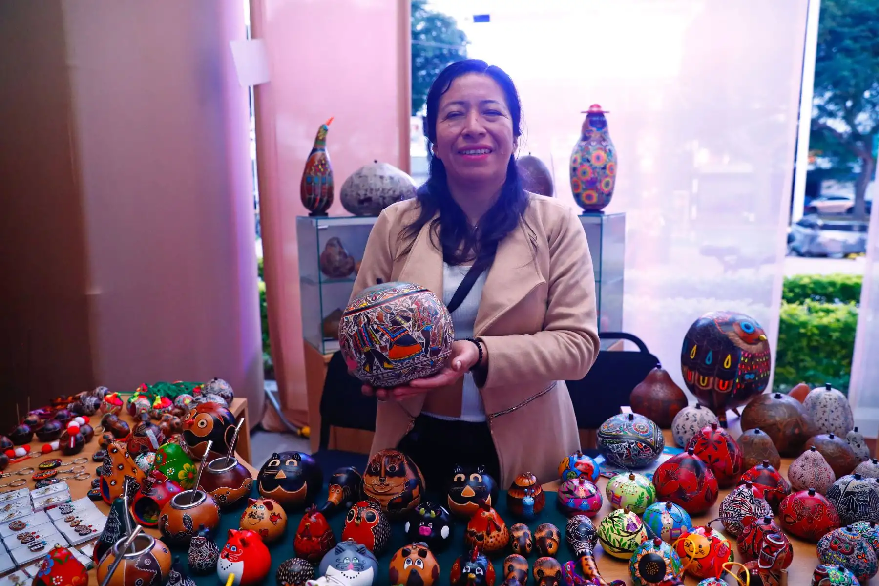 Maestros artesanos de diversas regiones del Perú exponen al público sus mejor trabajos artísticos y textiles en la feria Exhibe Perú 2026, que se realiza en la plazuela Punta del Este de Jesús María del 17 al 21 de junio, con el apoyo del Ministerio de Comercio Exterior y Turismo. Foto: ANDINA/Daniel Bracamonte