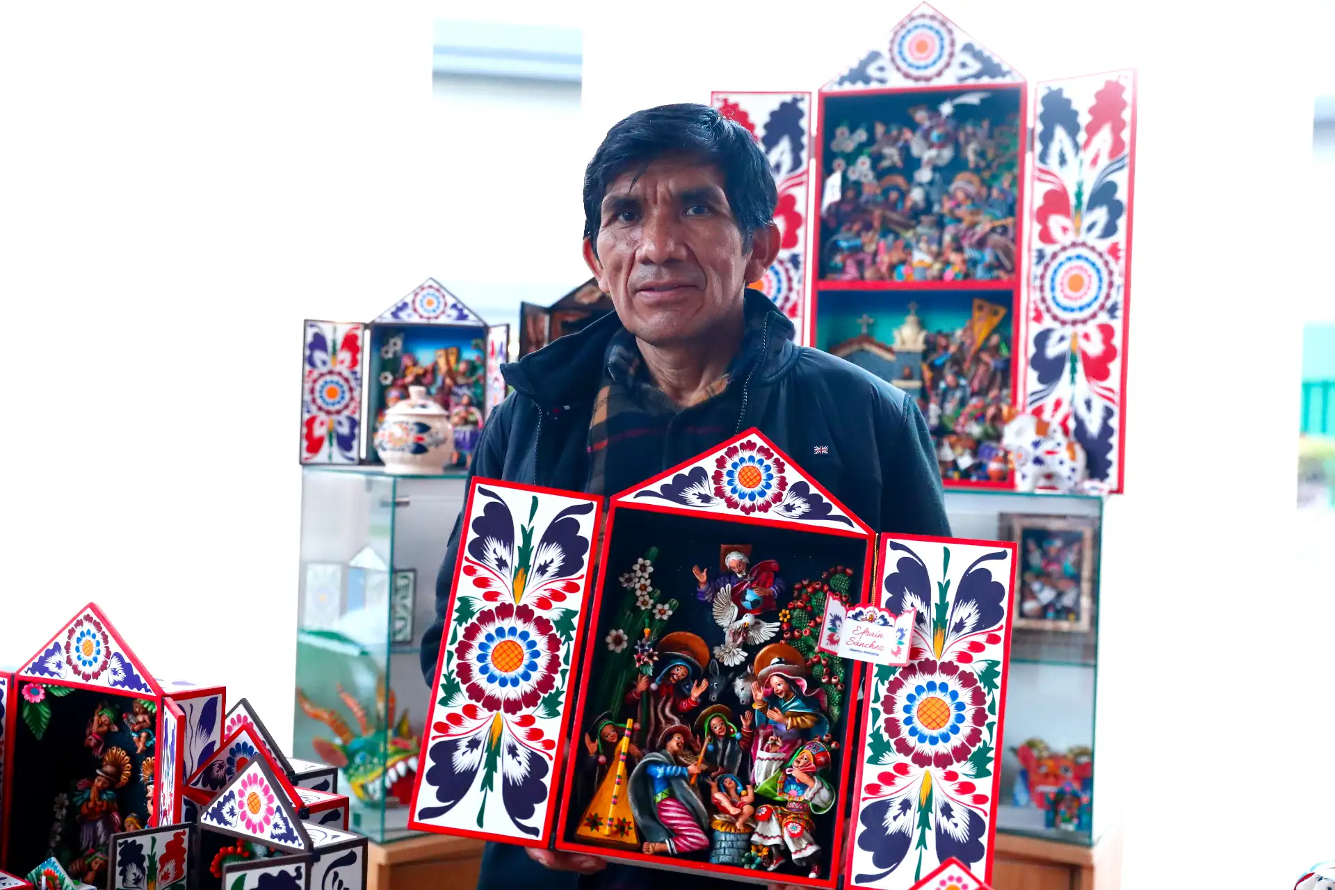 Maestros artesanos de diversas regiones del Perú exponen al público sus mejor trabajos artísticos y textiles en la feria Exhibe Perú 2026, que se realiza en la plazuela Punta del Este de Jesús María del 17 al 21 de junio, con el apoyo del Ministerio de Comercio Exterior y Turismo. Foto: ANDINA/Daniel Bracamonte