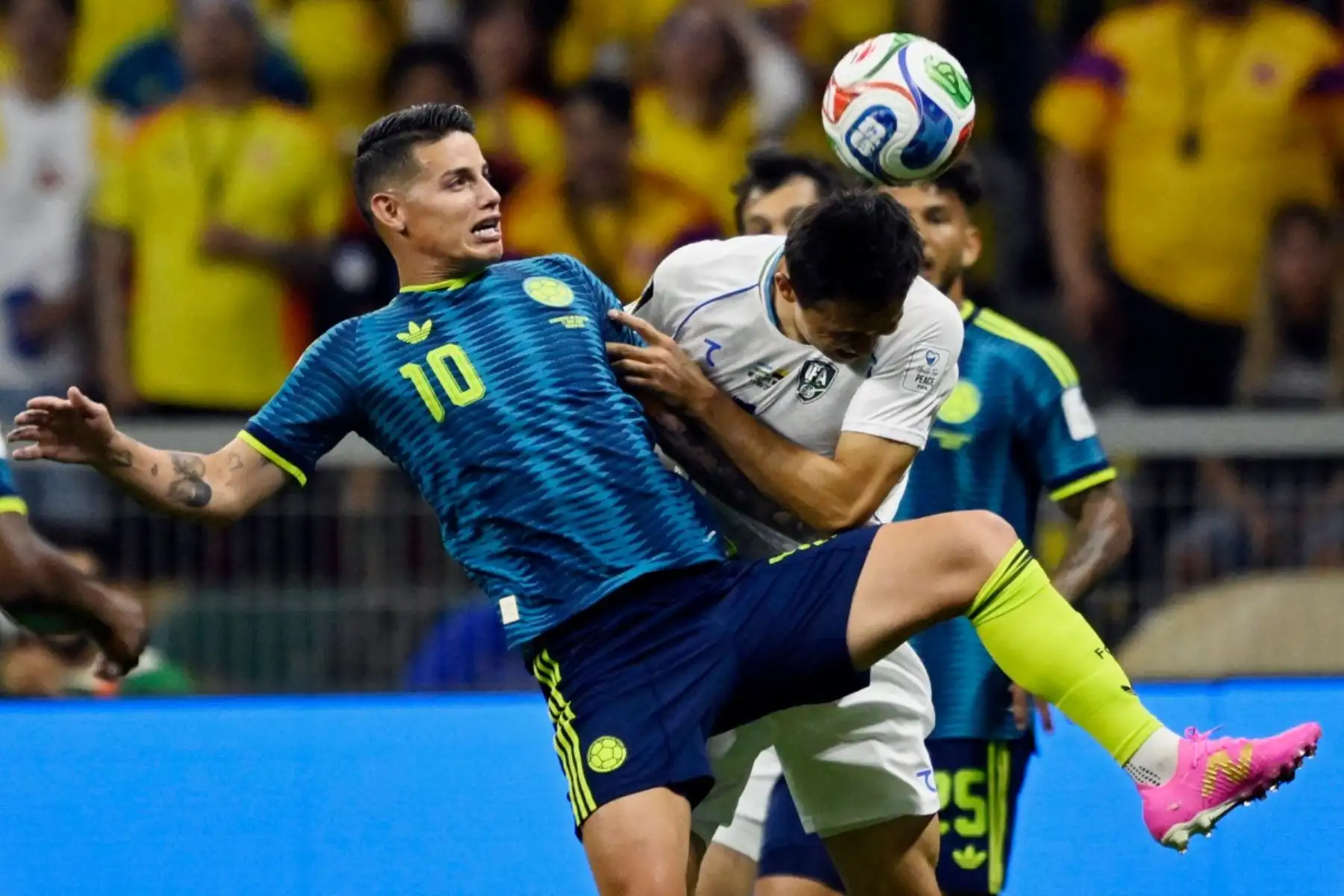 El centrocampista colombiano James Rodríguez y el centrocampista uzbeko Otabek Shukurov luchan por el balón durante el partido de fútbol del Grupo K de la Copa Mundial de 2026 entre Uzbekistán y Colombia. AFP