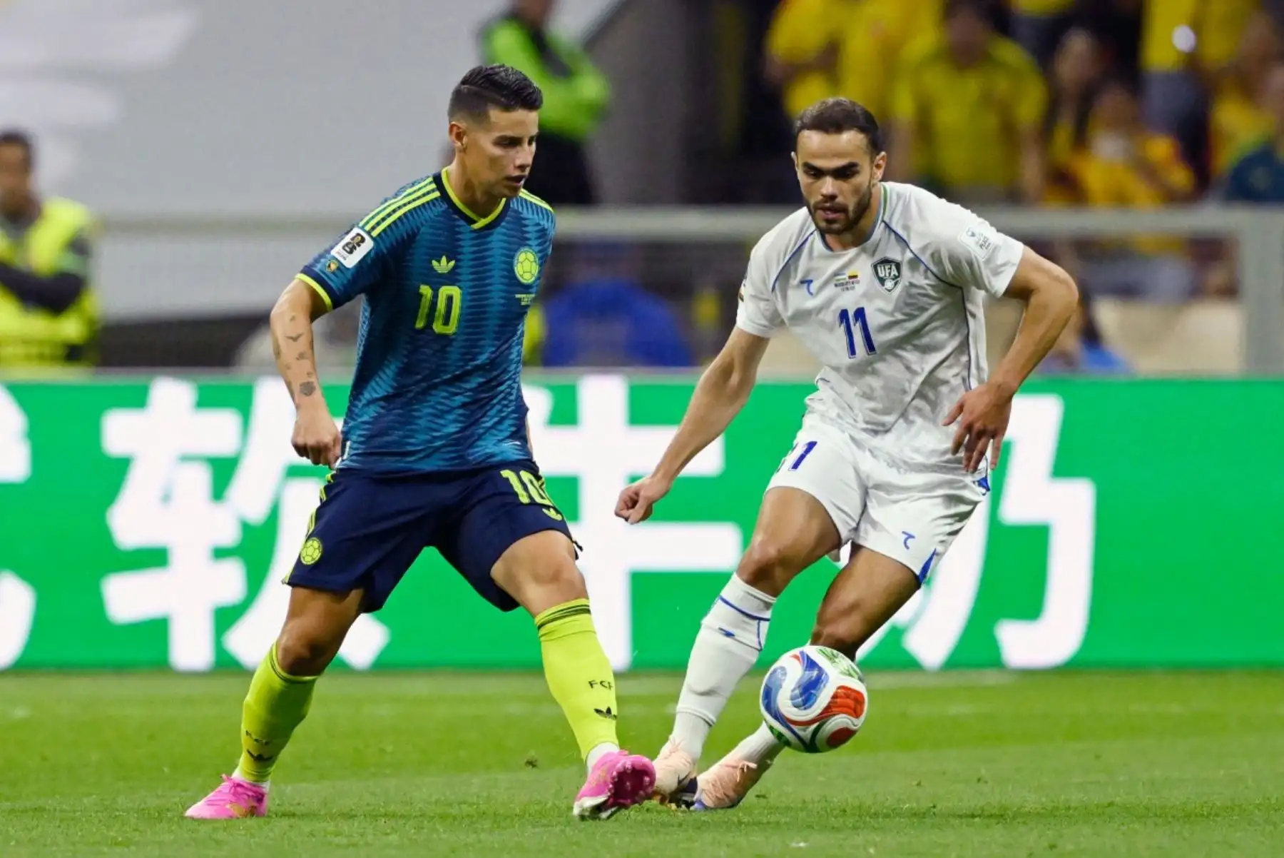 El centrocampista colombiano James Rodríguez,  patea el balón superando al centrocampista uzbeko Oston Urunov, durante el partido de fútbol del Grupo K de la Copa Mundial 2026 entre Uzbekistán y Colombia. AFP