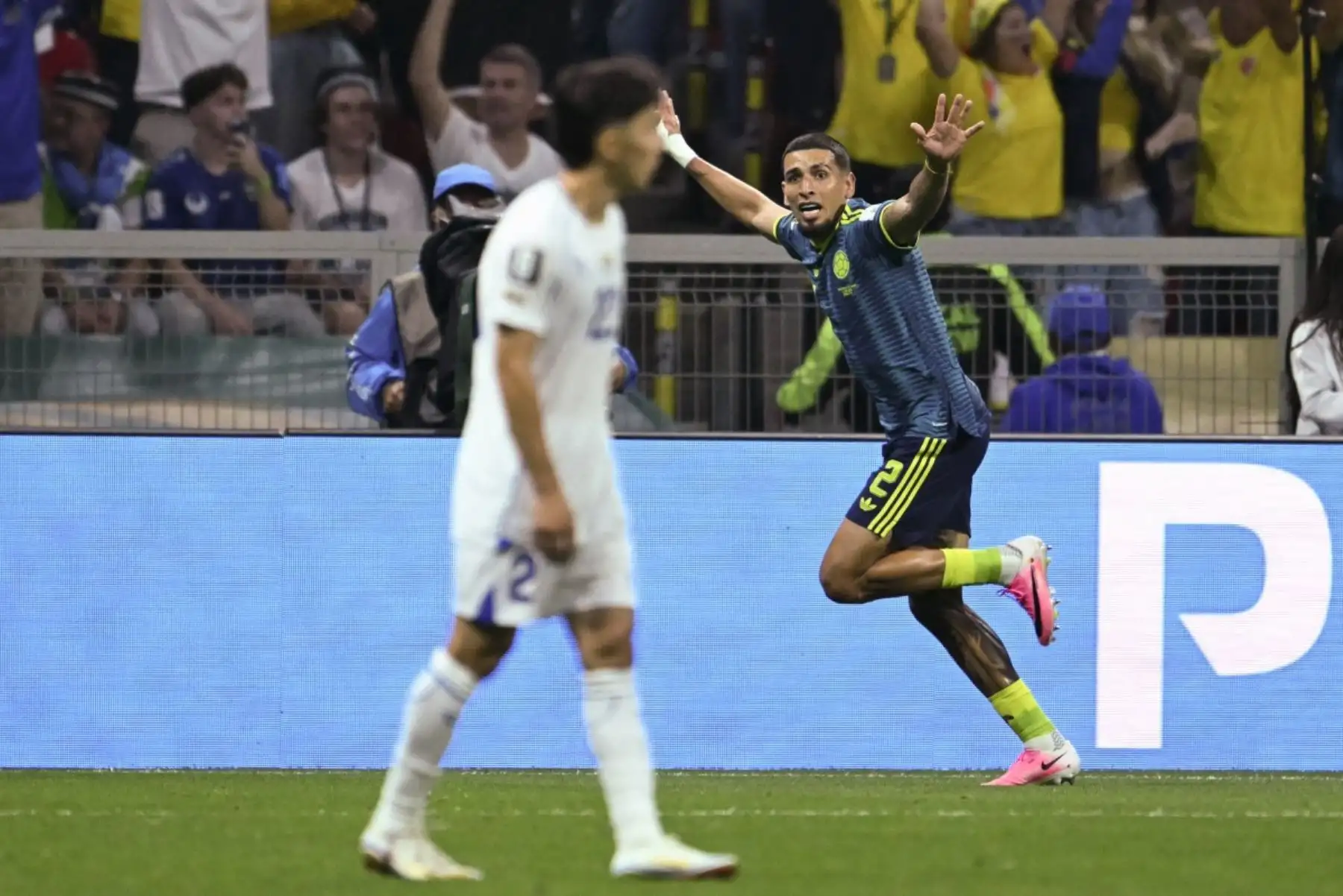 El defensa colombiano Daniel Muñoz, celebra el primer gol de su equipo durante el partido de fútbol del Grupo K de la Copa Mundial 2026 entre Uzbekistán y Colombia. AFP