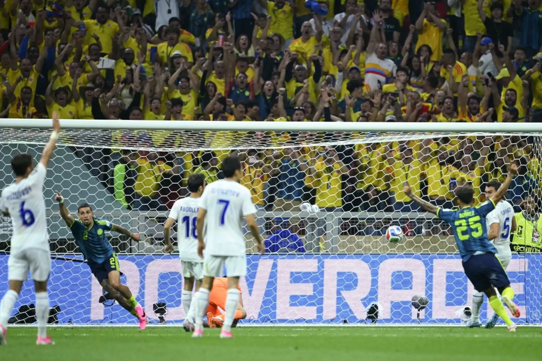 El defensa colombiano Daniel Muñoz celebra el primer gol de su equipo durante el partido de fútbol del Grupo K de la Copa Mundial 2026 entre Uzbekistán y Colombia. AFP