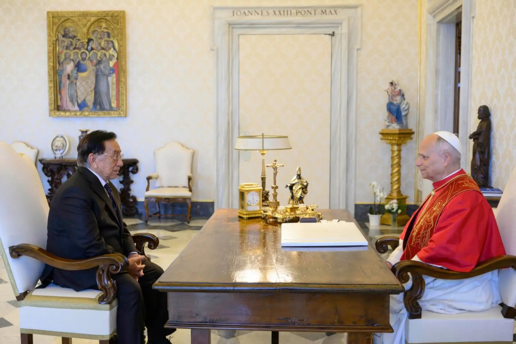 Papa León XIV durante una reunión con José María Balcázar, presidente del Perú, en el Vaticano. Foto: AFP