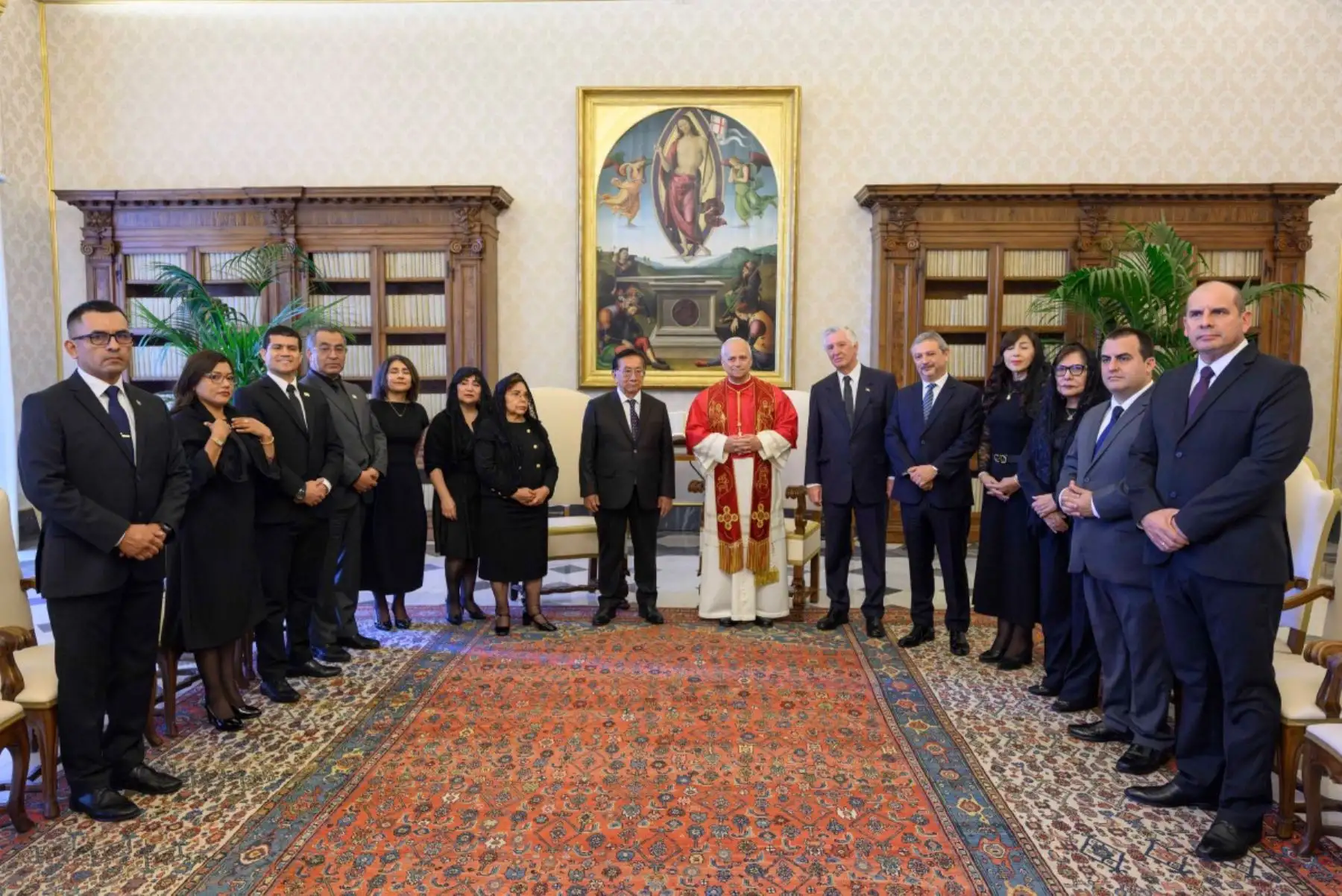 Papa León XIV durante una reunión con José María Balcázar, presidente del Perú, en el Vaticano. Foto: AFP