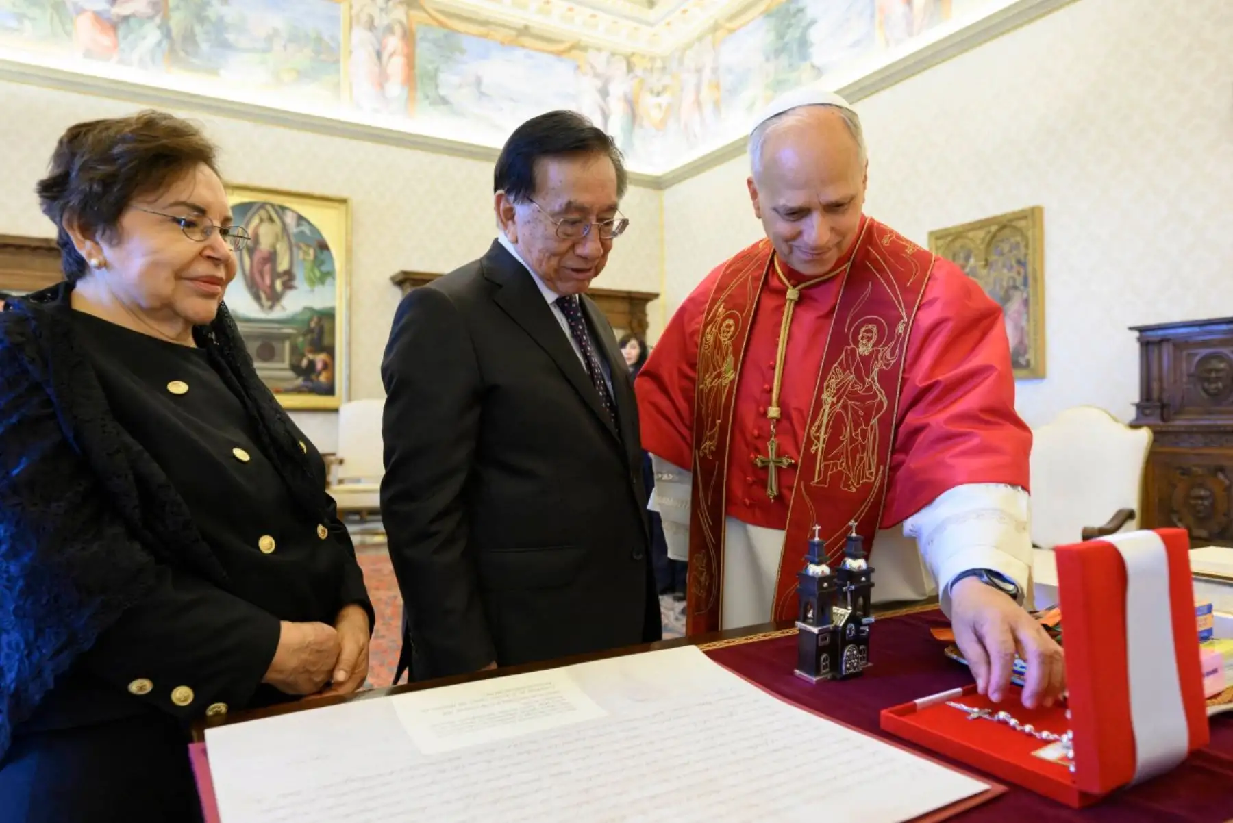 Papa León XIV durante una reunión con José María Balcázar, presidente del Perú, en el Vaticano. Foto: AFP