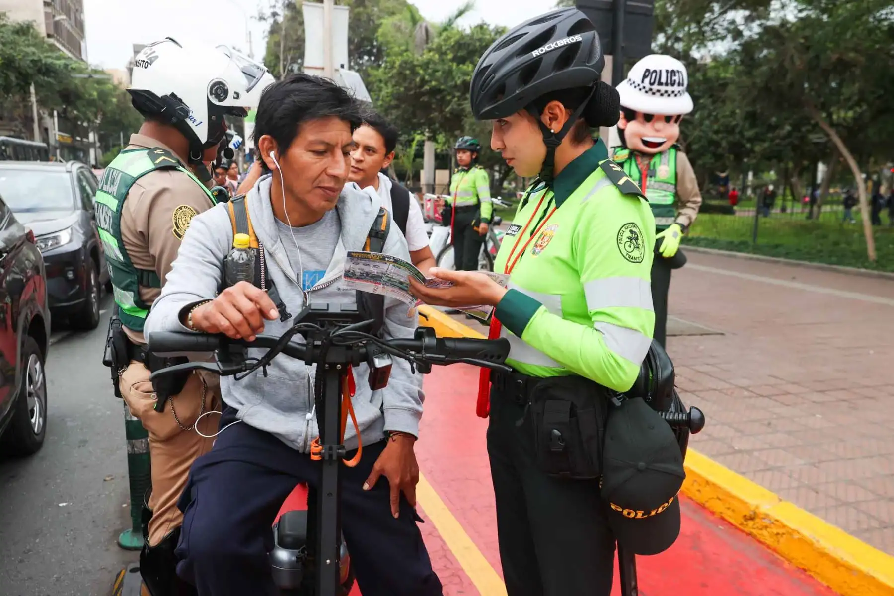 Conductores de motos eléctricas reciben recomendaciones para una circulación responsable y segura. Foto: ANDINA/ Melina Mejía