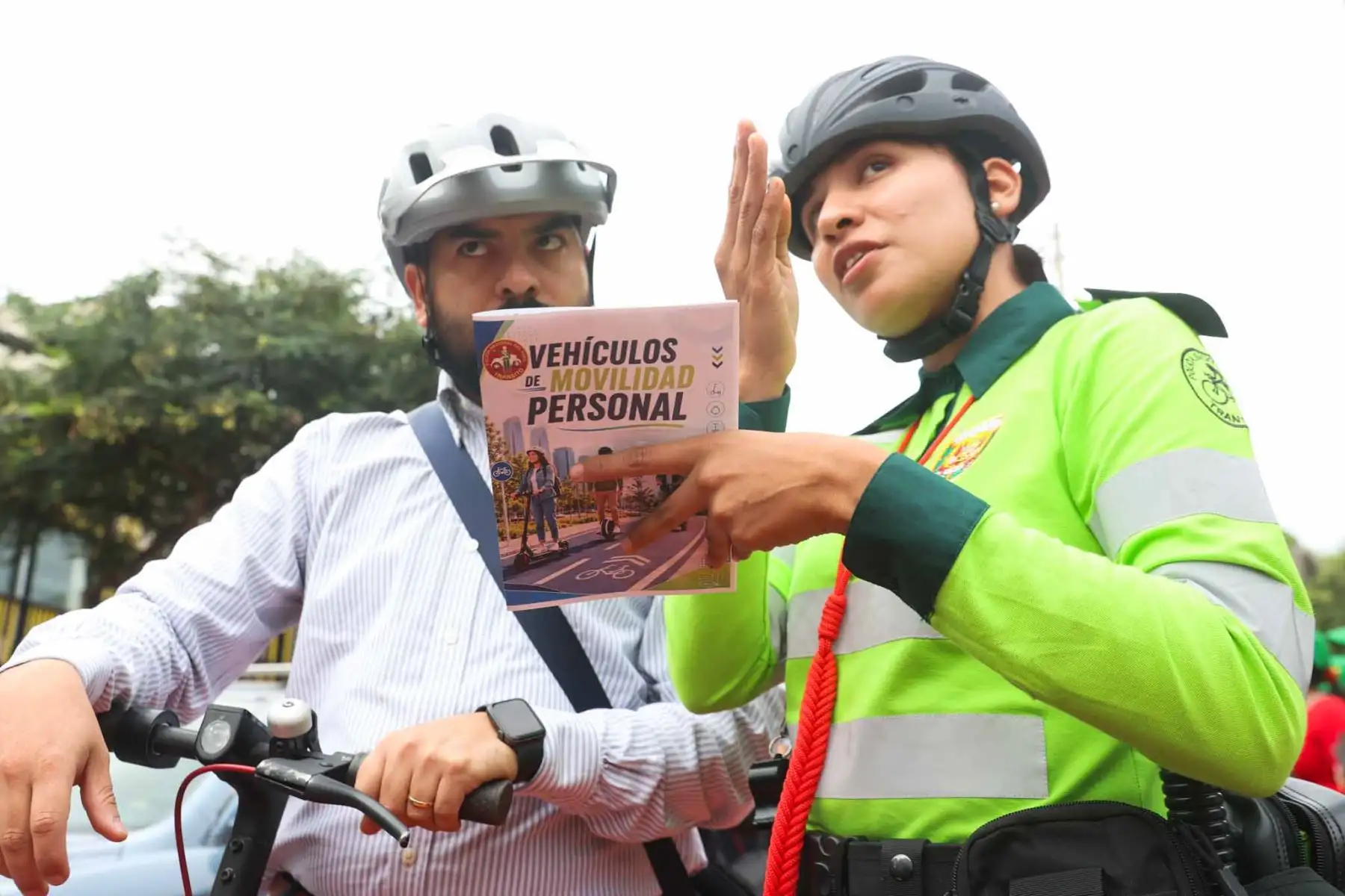 Personal policial informa a los conductores sobre buenas prácticas para evitar accidentes de tránsito. Foto: ANDINA/ Melina Mejía