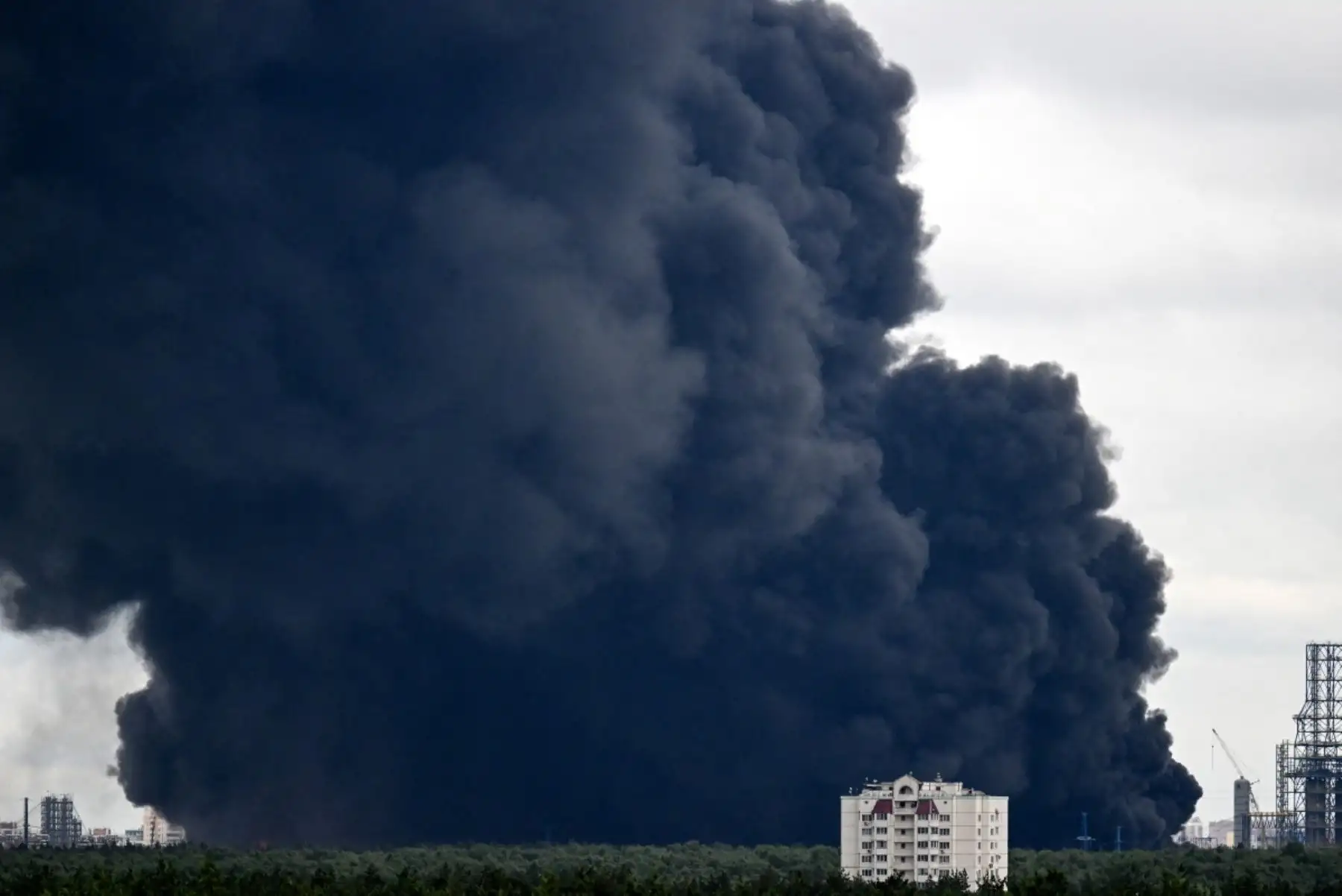 Columna de humo negro se elevaba desde la refinería de petróleo de Gazprom Neft, productora rusa de petróleo, en las afueras del sureste de Moscú.Foto: AFP