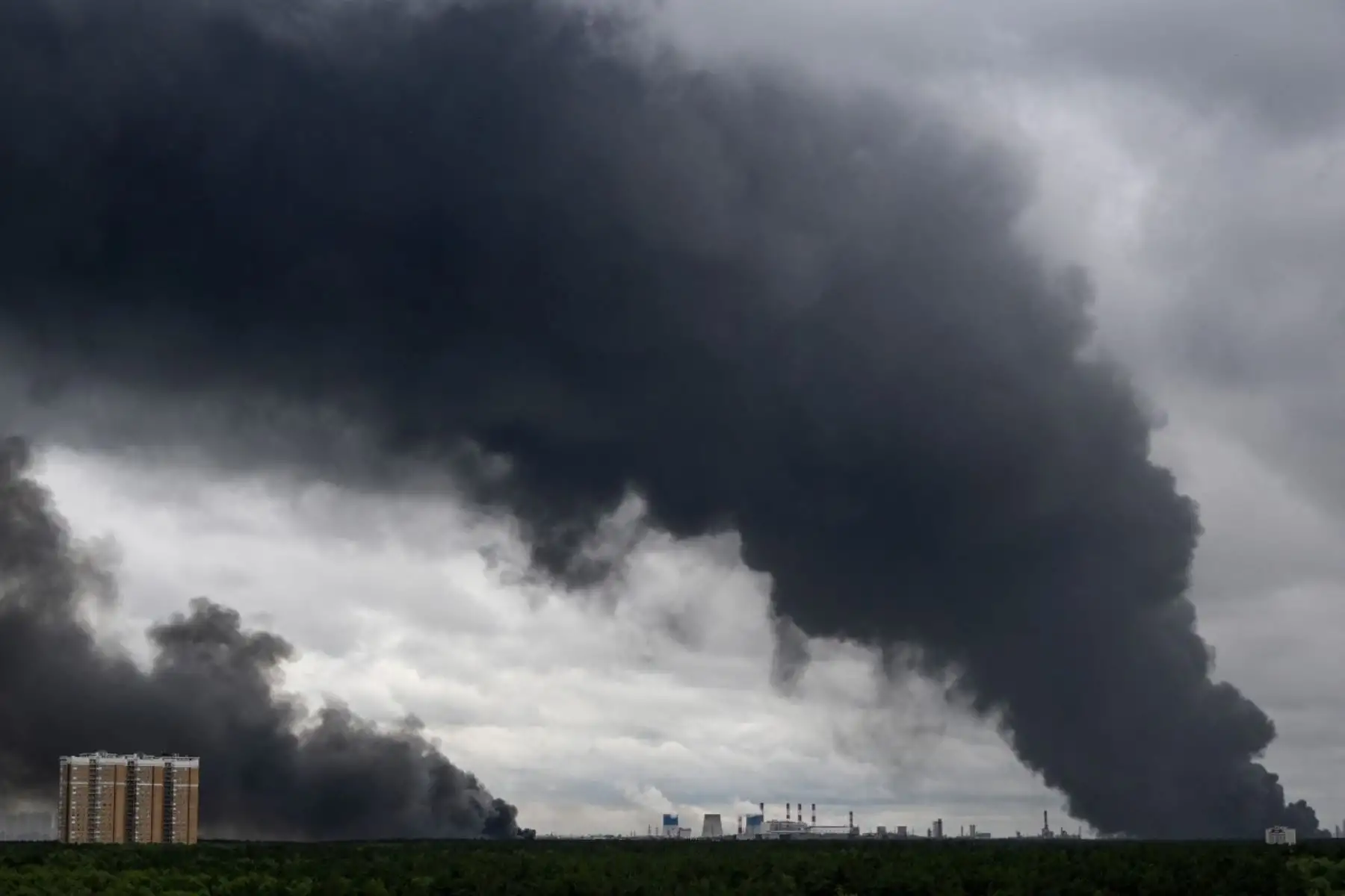 Columna de humo negro se elevaba desde la refinería de petróleo de Gazprom Neft, productora rusa de petróleo, en las afueras del sureste de Moscú.Foto: AFP
