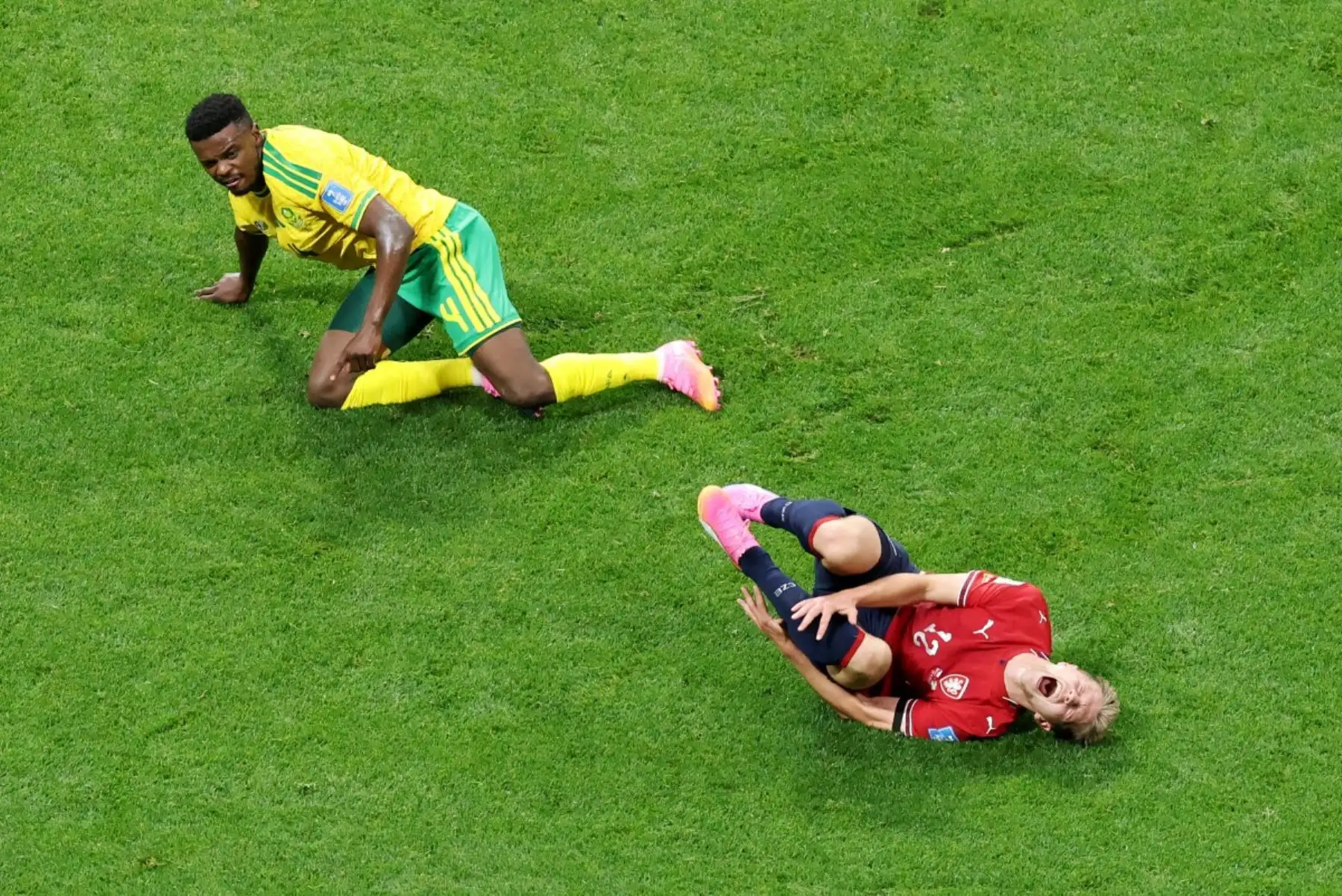 Lukas Cerv de la República Checa reacciona tras una entrada de Teboho Mokoena de Sudáfrica durante el partido del Grupo A de la Copa Mundial de la FIFA 2026 entre la República Checa y Sudáfrica en el Estadio de Atlanta el 18 de junio de 2026 en Atlanta, Georgia.  Foto: AFP