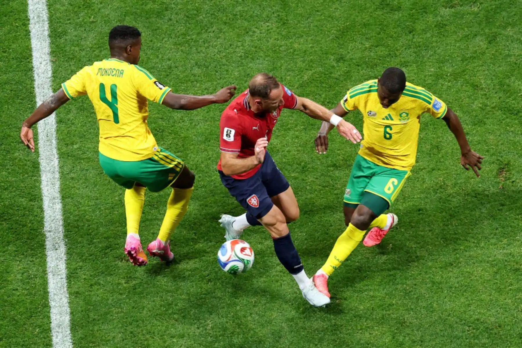Vladimir Coufal de la República Checa es desafiado por Aubrey Modiba y Teboho Mokoena (n.º 4) de Sudáfrica durante el partido del Grupo A de la Copa Mundial de la FIFA 2026 entre la República Checa y Sudáfrica en el Estadio de Atlanta el 18 de junio de 2026 en Atlanta, Georgia.  Foto: AFP