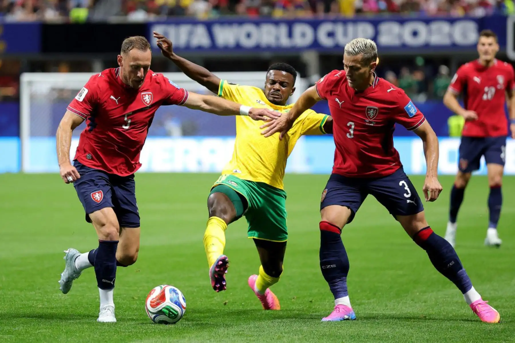 Teboho Mokoena de Sudáfrica, es desafiado por Vladimir Coufal y Tomas Holes, número 3 de la República Checa, durante el partido del Grupo A de la Copa Mundial de la FIFA 2026 entre la República Checa y Sudáfrica en el Estadio de Atlanta el 18 de junio de 2026 en Atlanta, Georgia. Foto: AFP