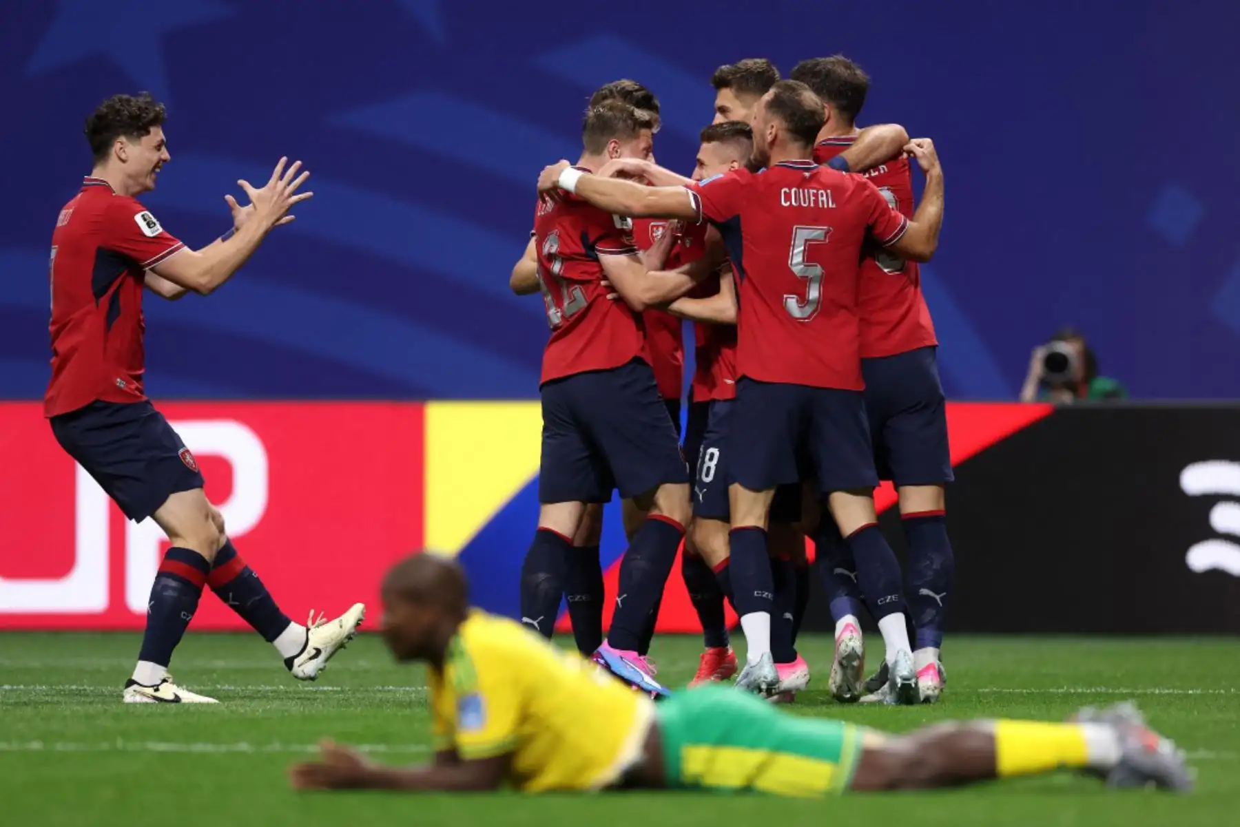 Michal Sadilek, de la República Checa, celebra con sus compañeros tras marcar el primer gol del equipo durante el partido del Grupo A de la Copa Mundial de la FIFA 2026 entre la República Checa y Sudáfrica, disputado el 18 de junio de 2026 en el Estadio de Atlanta, Georgia.  Foto: AFP