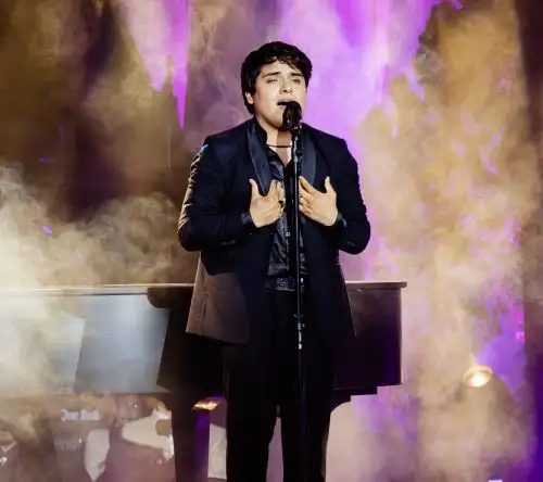 "Raphael", el campeón de "Yo Soy Grandes Batallas", se presenta en concierto.
