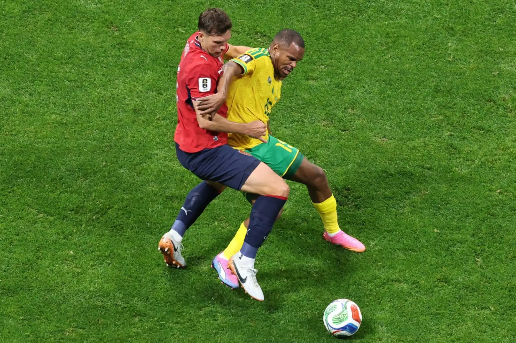 Rayners de Sudáfrica es desafiado por Robin Hranac de la República Checa durante el partido del Grupo A de la Copa Mundial de la FIFA 2026 entre la República Checa y Sudáfrica en el Estadio de Atlanta el 18 de junio de 2026 en Atlanta, Georgia. Foto: AFP