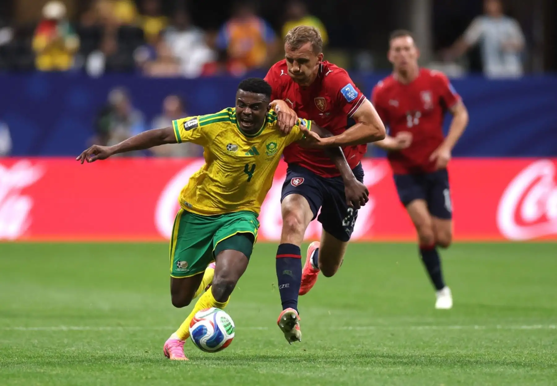 Teboho Mokoena, de Sudáfrica, es desafiado por Tomas Soucek, de la República Checa, durante el partido del Grupo A de la Copa Mundial de la FIFA 2026 entre la República Checa y Sudáfrica en el Estadio de Atlanta el 18 de junio de 2026 en Atlanta, Georgia. Foto: AFP
