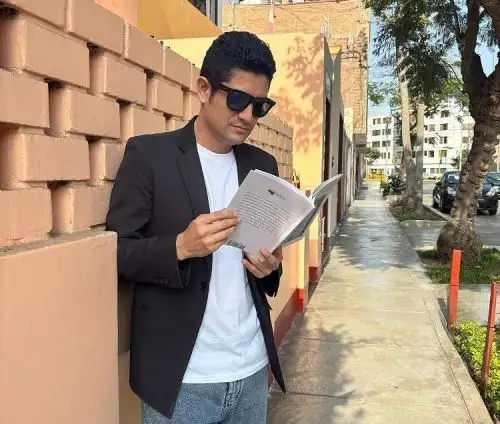 José Cemí presenta el poemario "Jugo de fresa en la bañera".