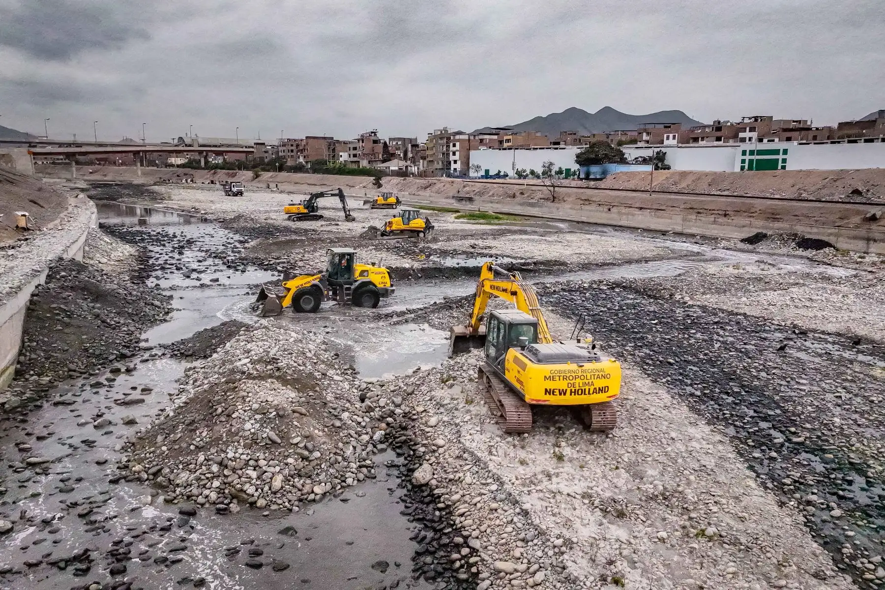 La Municipalidad de Lima informó que las labores se ejecutan con maquinaria propia para atender de manera oportuna los trabajos de limpieza, descolmatación y perfilado hidráulico. Foto: ANDINA/Difusión.