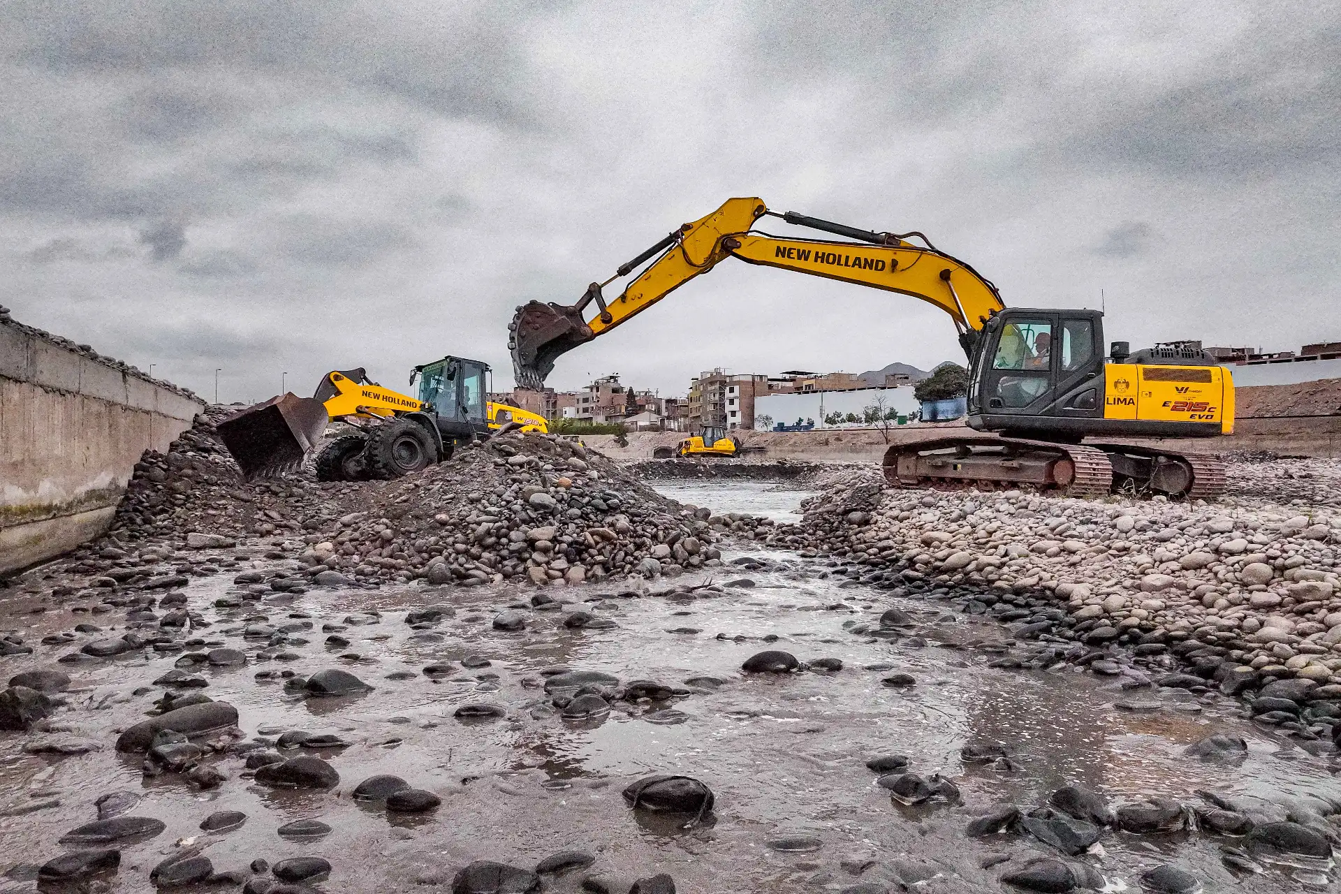 Maquinaria pesada de la Municipalidad Metropolitana de Lima ejecutó trabajos de limpieza y descolmatación en una de las zonas intervenidas como parte de las acciones preventivas ante la alerta del Fenómeno de El Niño. Foto: ANDINA/Difusión.