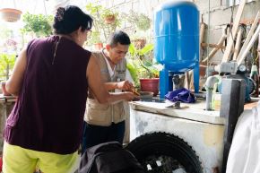 En la lucha para evitar la proliferación del zancudo y consigo la transmisión de la enfermedad del dengue, el Minsa desarrolla el control larvario en viviendas. Foto: Minsa