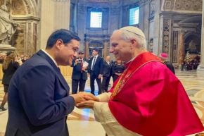 El gobernador de Lambayeque, Jorge Pérez, en audiencia con el papa León XIV. Foto: Gore Lambayeque