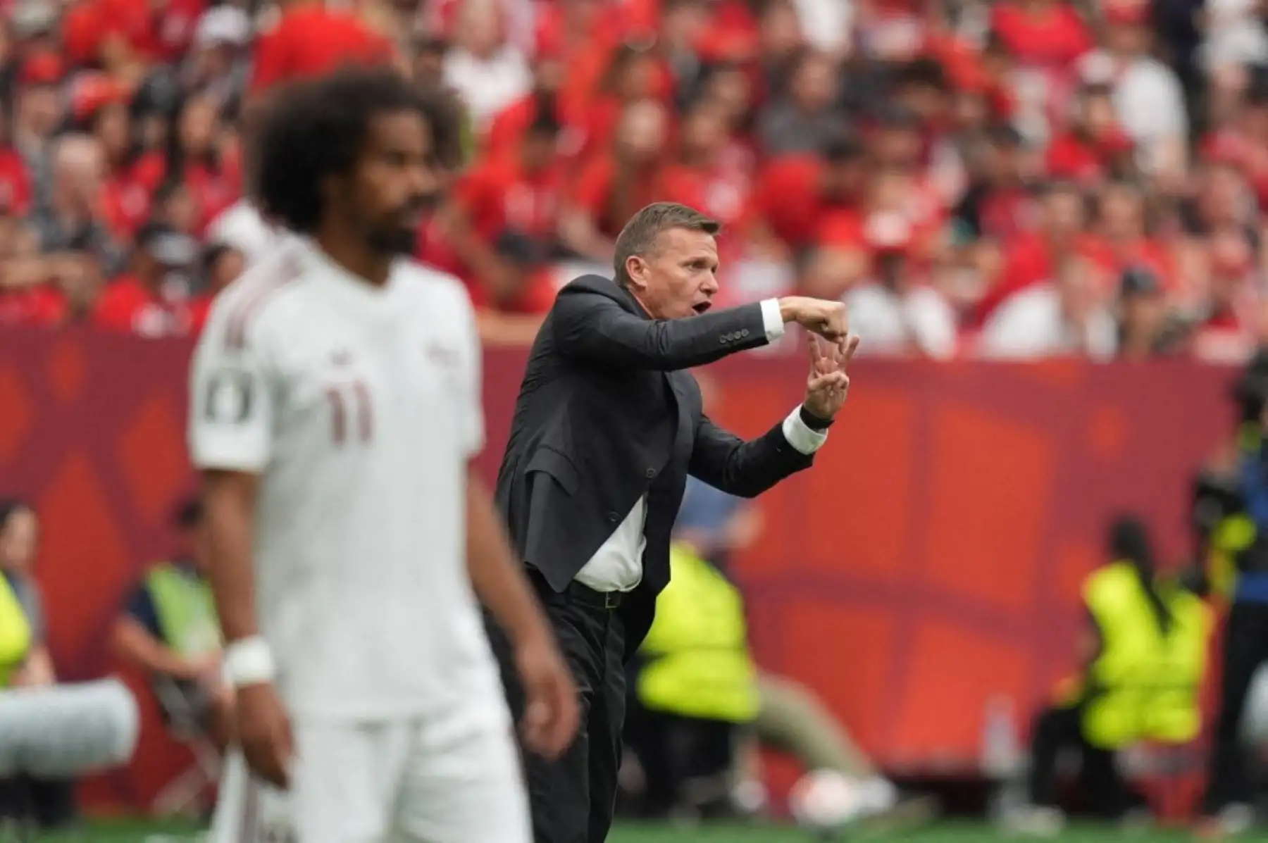 Canadá goleó 6-0 a Catar por el Grupo B del Mundial 2026 y quedó cerca de avanzar a los dieciseisavos de final. Jonathan David fue la figura del partido al marcar tres goles para el conjunto canadiense, que completó la victoria con tantos de Cyle Larin, Nathan Saliba y Mohammed Manai, en contra. Foto: ANDINA/AFP.