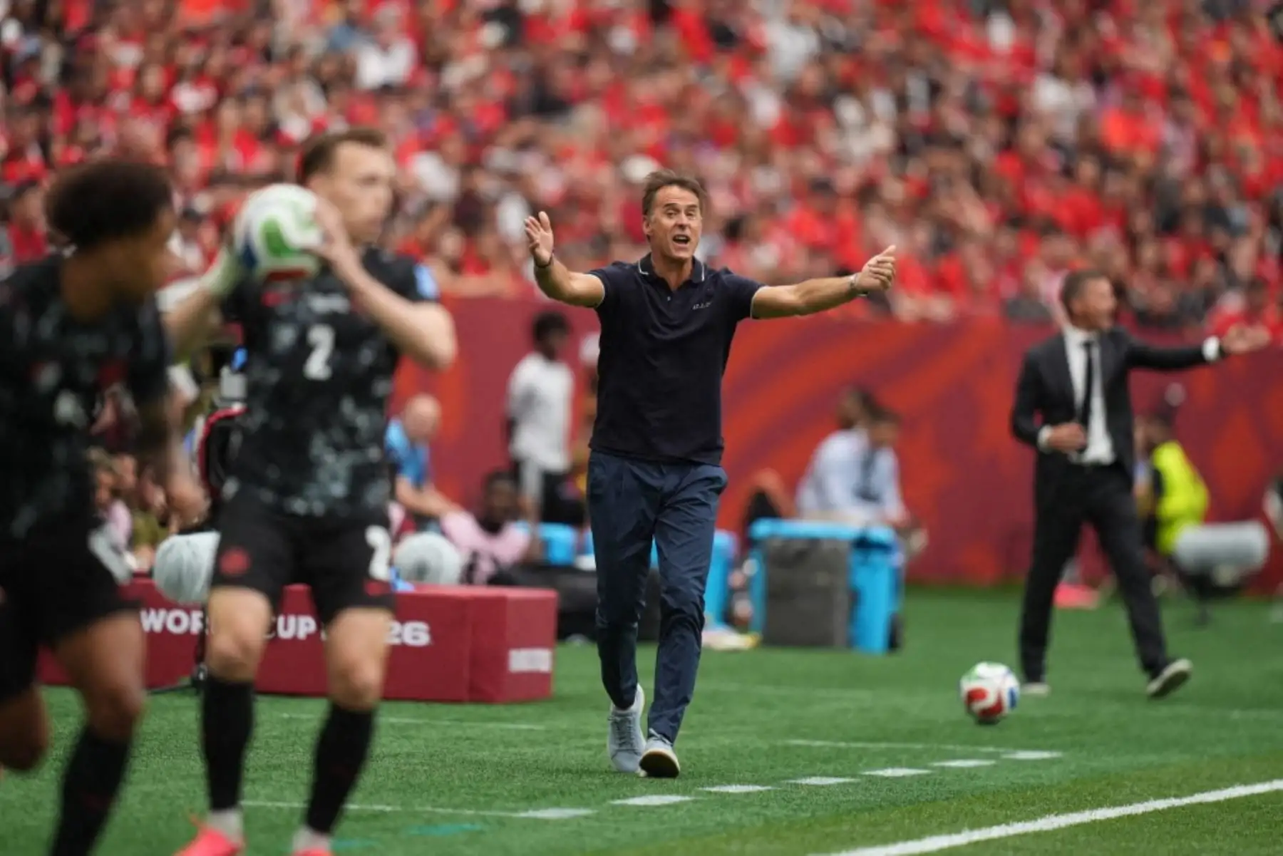 Canadá goleó 6-0 a Catar por el Grupo B del Mundial 2026 y quedó cerca de avanzar a los dieciseisavos de final. Jonathan David fue la figura del partido al marcar tres goles para el conjunto canadiense, que completó la victoria con tantos de Cyle Larin, Nathan Saliba y Mohammed Manai, en contra. Foto: ANDINA/AFP.