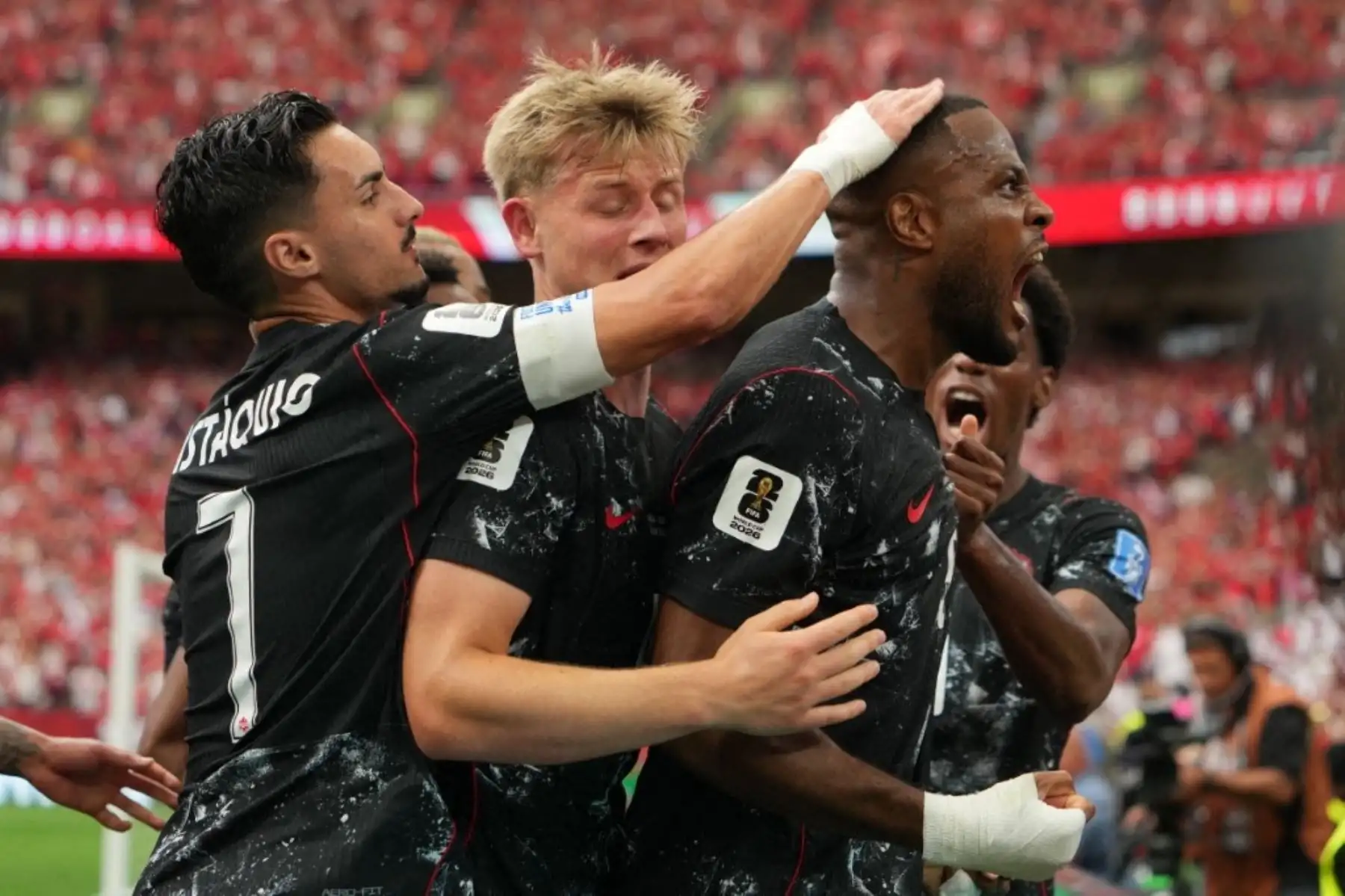 Canadá goleó 6-0 a Catar por el Grupo B del Mundial 2026 y quedó cerca de avanzar a los dieciseisavos de final. Jonathan David fue la figura del partido al marcar tres goles para el conjunto canadiense, que completó la victoria con tantos de Cyle Larin, Nathan Saliba y Mohammed Manai, en contra. Foto: ANDINA/AFP.