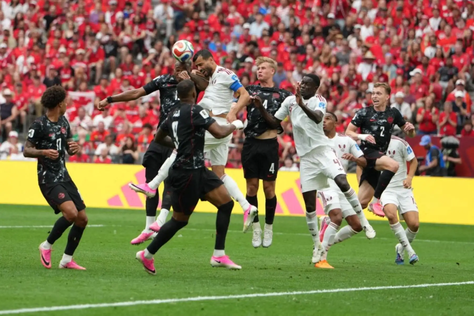 Canadá goleó 6-0 a Catar por el Grupo B del Mundial 2026 y quedó cerca de avanzar a los dieciseisavos de final. Jonathan David fue la figura del partido al marcar tres goles para el conjunto canadiense, que completó la victoria con tantos de Cyle Larin, Nathan Saliba y Mohammed Manai, en contra. Foto: ANDINA/AFP.