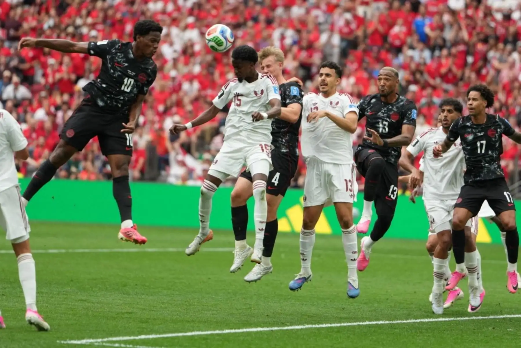 Canadá goleó 6-0 a Catar por el Grupo B del Mundial 2026 y quedó cerca de avanzar a los dieciseisavos de final. Jonathan David fue la figura del partido al marcar tres goles para el conjunto canadiense, que completó la victoria con tantos de Cyle Larin, Nathan Saliba y Mohammed Manai, en contra. Foto: ANDINA/AFP.
