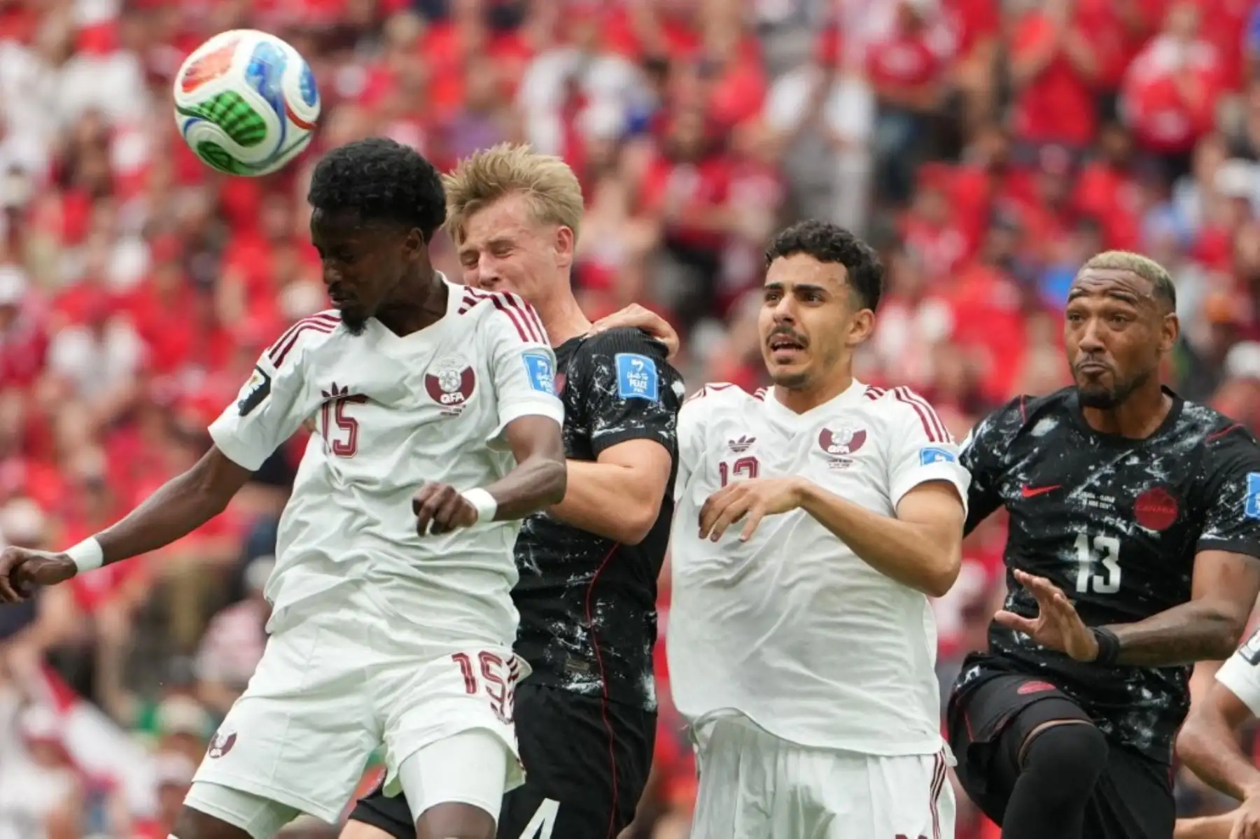 Canadá goleó 6-0 a Catar por el Grupo B del Mundial 2026 y quedó cerca de avanzar a los dieciseisavos de final. Jonathan David fue la figura del partido al marcar tres goles para el conjunto canadiense, que completó la victoria con tantos de Cyle Larin, Nathan Saliba y Mohammed Manai, en contra. Foto: ANDINA/AFP.
