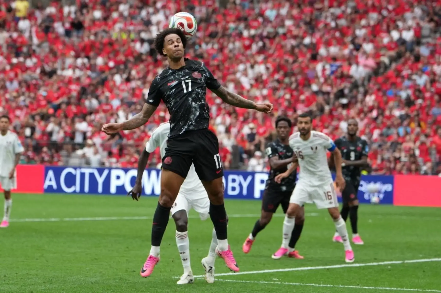 Canadá goleó 6-0 a Catar por el Grupo B del Mundial 2026 y quedó cerca de avanzar a los dieciseisavos de final. Jonathan David fue la figura del partido al marcar tres goles para el conjunto canadiense, que completó la victoria con tantos de Cyle Larin, Nathan Saliba y Mohammed Manai, en contra. Foto: ANDINA/AFP.