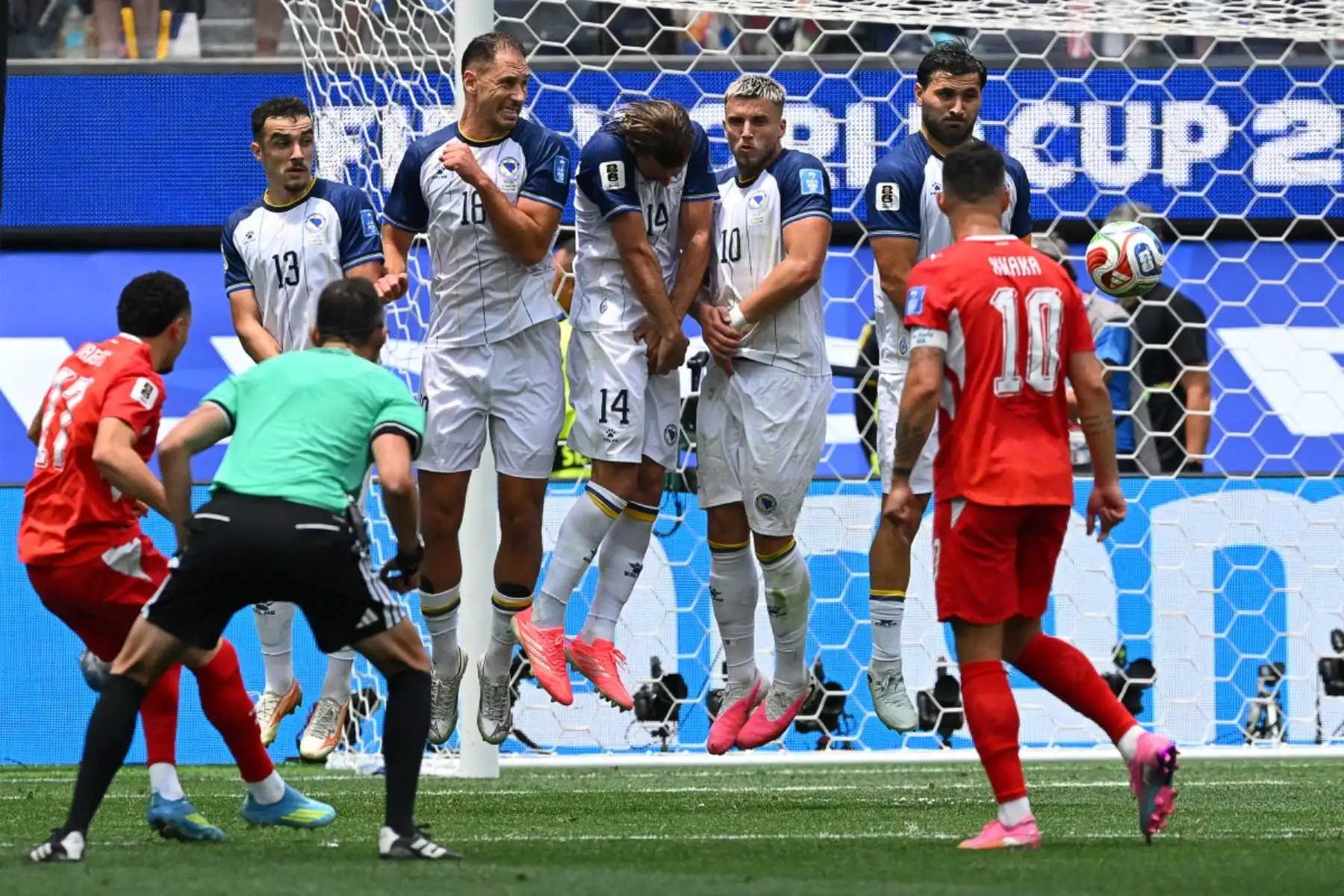 Jugadores de Suiza y Bosnia-Herzegovina disputaron una acción del partido por el Grupo B del Mundial 2026. Foto: ANDINA/AFP.