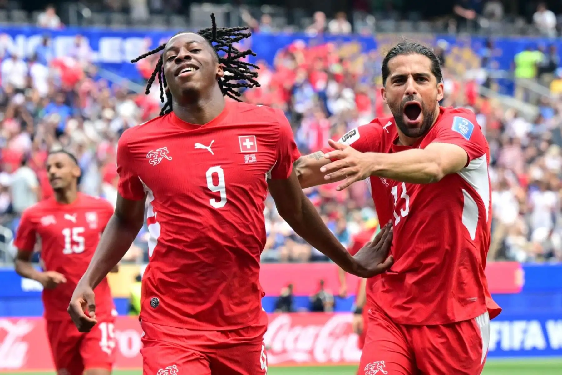 Suiza goleó 4-1 a Bosnia-Herzegovina en Los Ángeles por el Grupo B del Mundial 2026 y quedó cerca de asegurar su clasificación a la siguiente ronda. Los goles suizos fueron anotados por Johan Manzambi, en dos ocasiones, Rubén Vargas y Granit Xhaka, mientras que Emir Mahmic descontó para el conjunto bosnio. Foto: ANDINA/AFP.