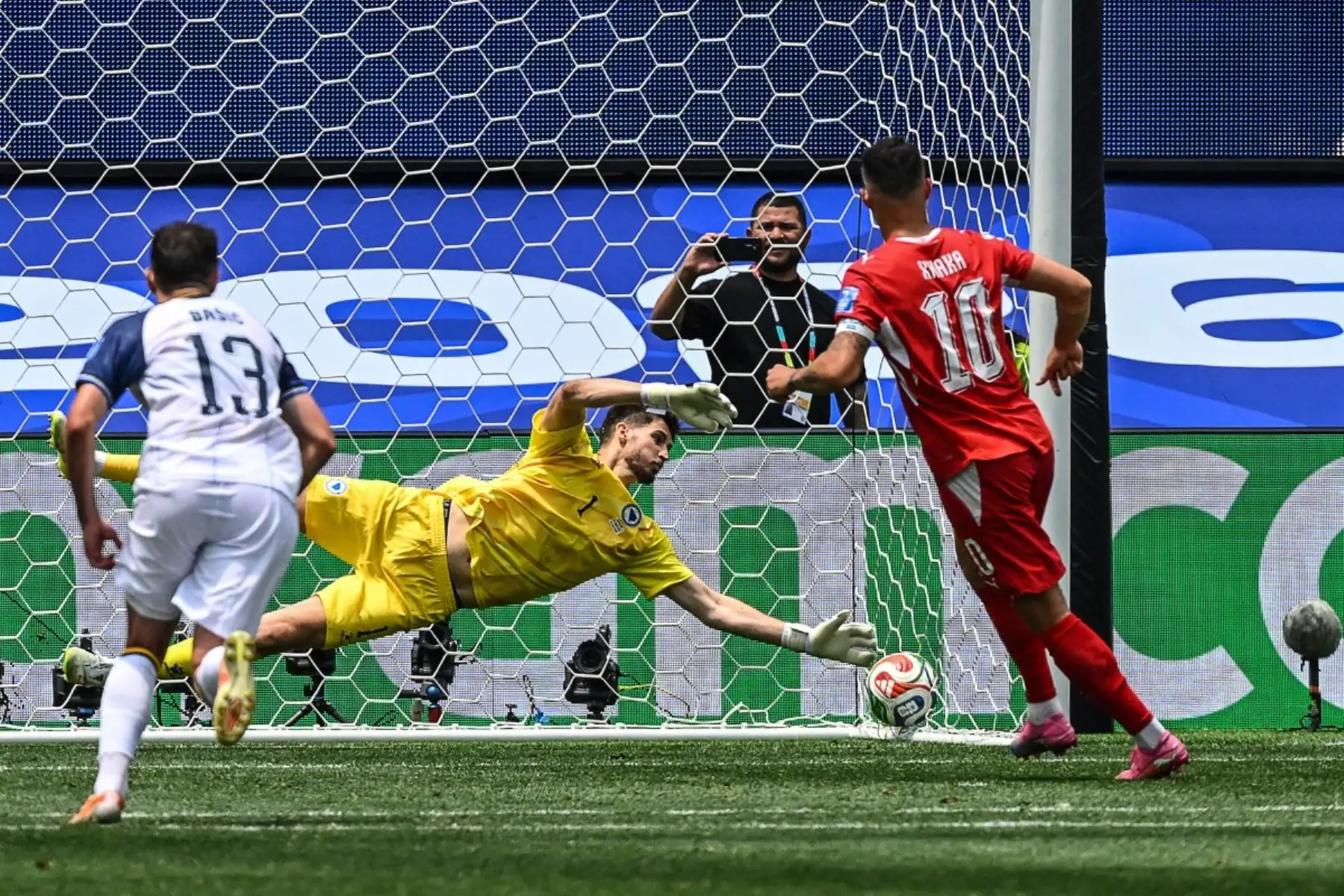 Suiza generó peligro en el área de Bosnia-Herzegovina durante el encuentro que terminó con victoria por 4-1 en el Mundial 2026. Foto: ANDINA/AFP.