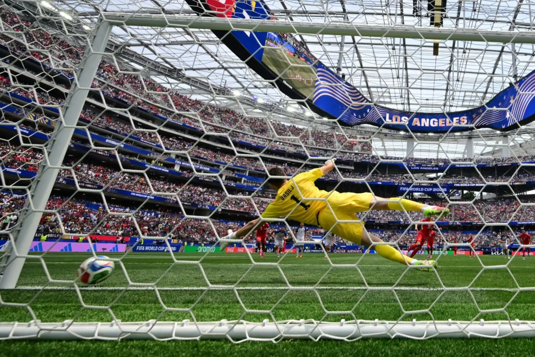 El arquero de Bosnia-Herzegovina intentó evitar una llegada de Suiza durante el partido disputado en Los Ángeles por el Grupo B del Mundial 2026. Foto: ANDINA/AFP.